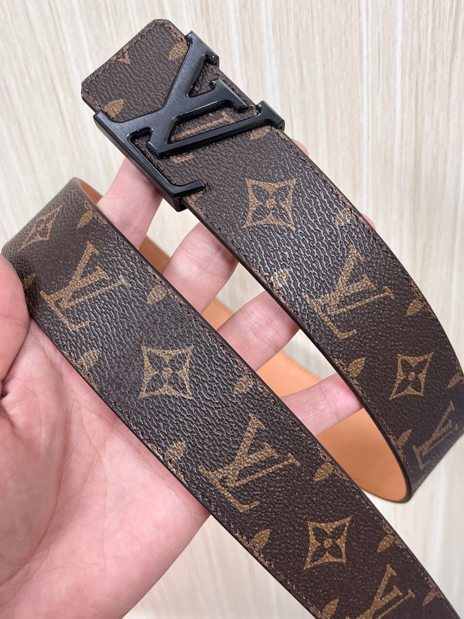 本款 LV Initiales 40 毫米双面腰带以电影叙事为灵感，气质颇具神秘魅力。Damier 格纹