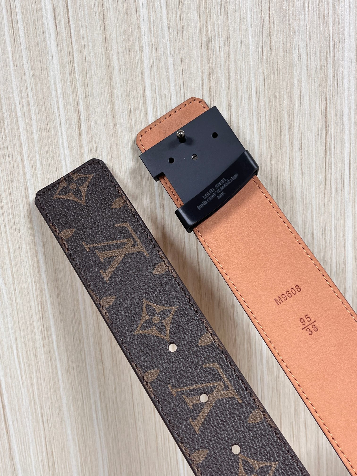 本款 LV Initiales 40 毫米双面腰带以电影叙事为灵感，气质颇具神秘魅力。Damier 格纹