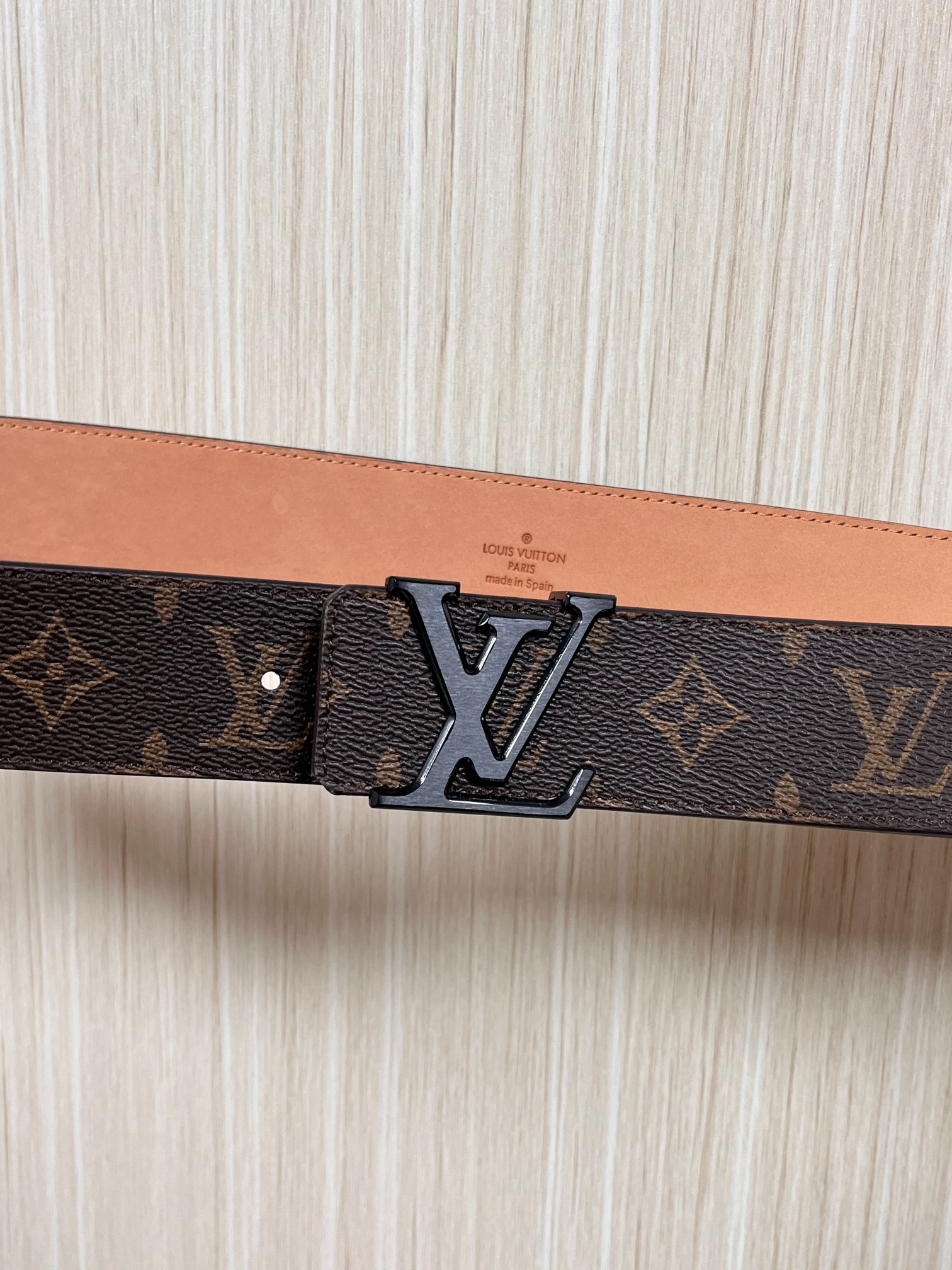 本款 LV Initiales 40 毫米双面腰带以电影叙事为灵感，气质颇具神秘魅力。Damier 格纹