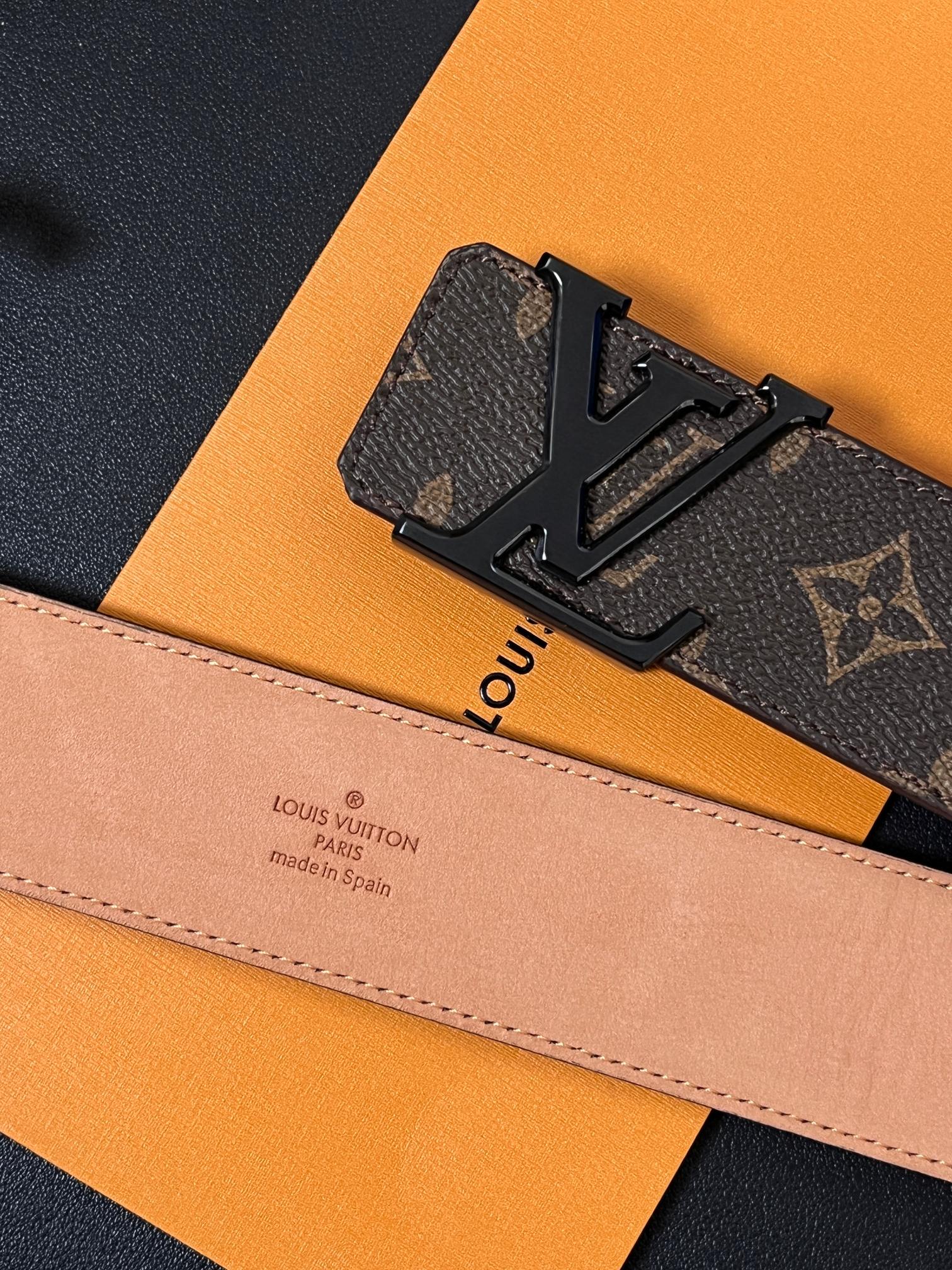 本款 LV Initiales 40 毫米双面腰带以电影叙事为灵感，气质颇具神秘魅力。Damier 格纹