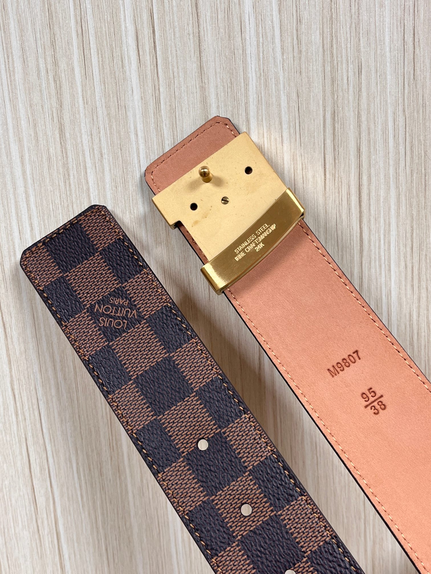 本款 LV Initiales 40 毫米双面腰带以电影叙事为灵感，气质颇具神秘魅力。Damier 格纹