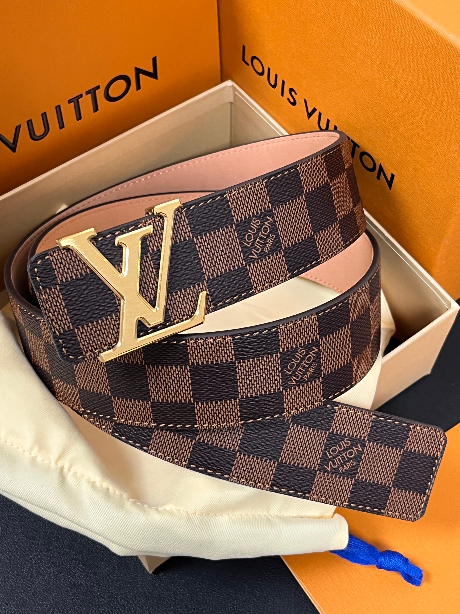 本款 LV Initiales 40 毫米双面腰带以电影叙事为灵感，气质颇具神秘魅力。Damier 格纹