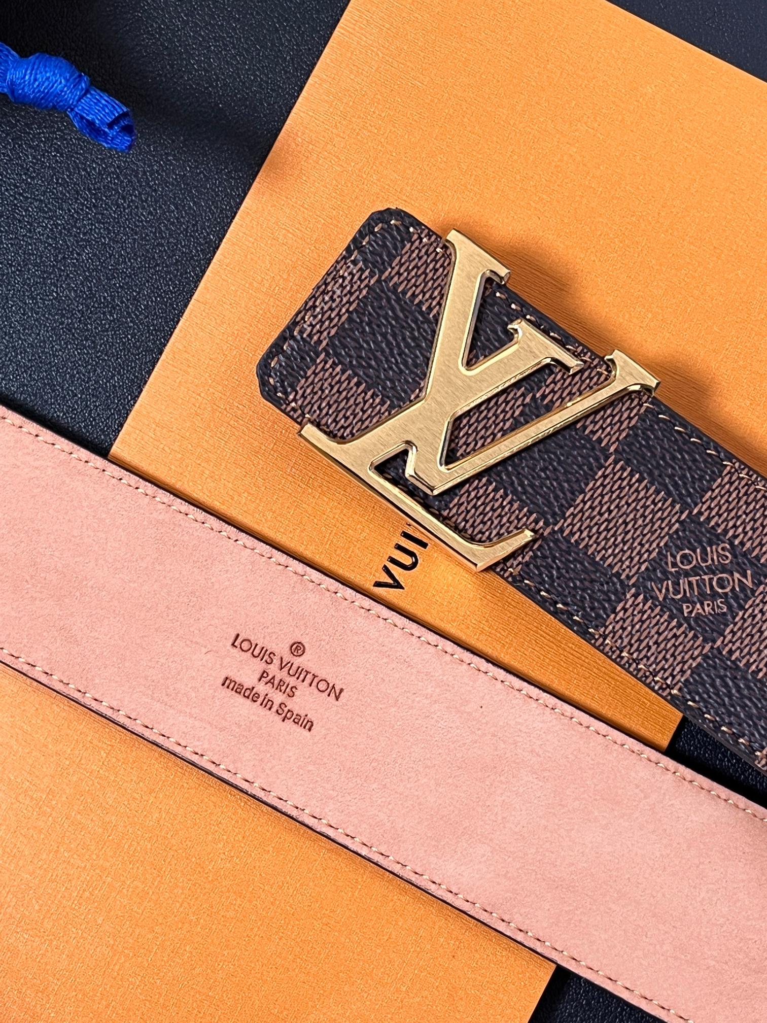 本款 LV Initiales 40 毫米双面腰带以电影叙事为灵感，气质颇具神秘魅力。Damier 格纹