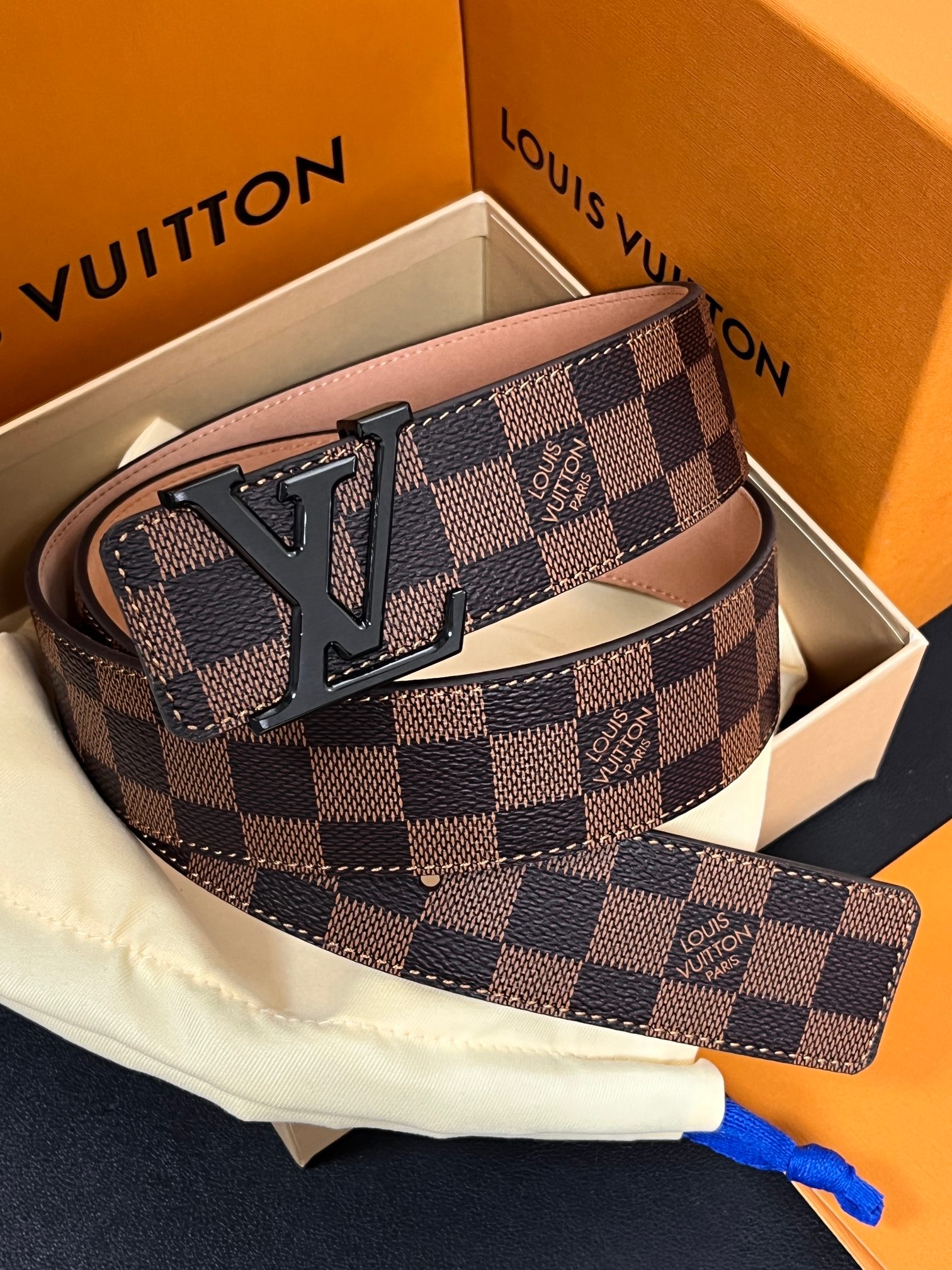 本款 LV Initiales 40 毫米双面腰带以电影叙事为灵感，气质颇具神秘魅力。Damier 格纹