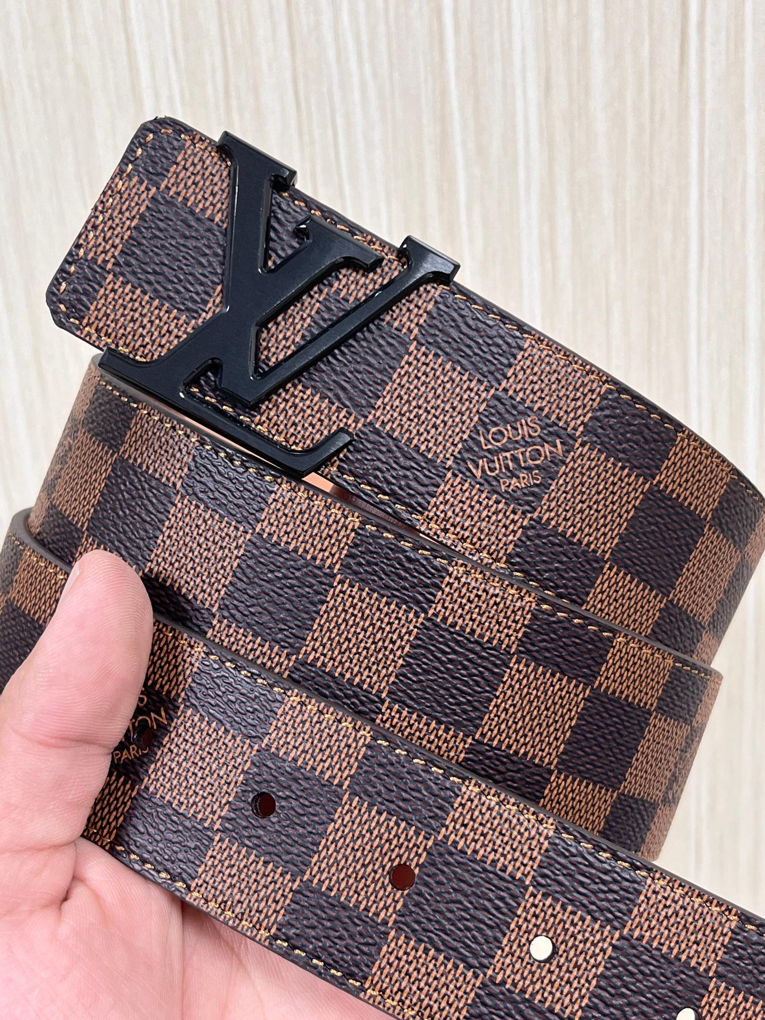 本款 LV Initiales 40 毫米双面腰带以电影叙事为灵感，气质颇具神秘魅力。Damier 格纹