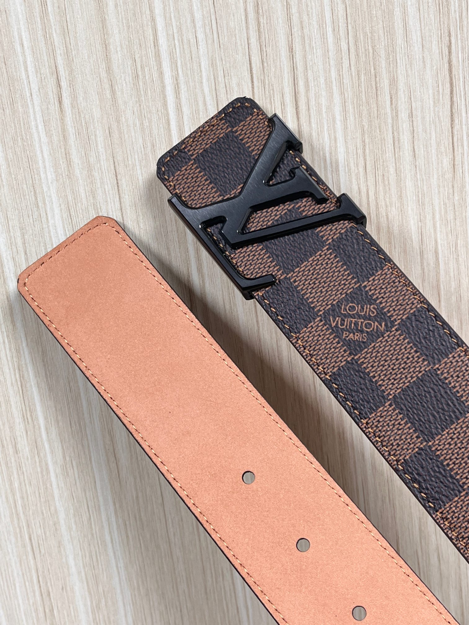 本款 LV Initiales 40 毫米双面腰带以电影叙事为灵感，气质颇具神秘魅力。Damier 格纹