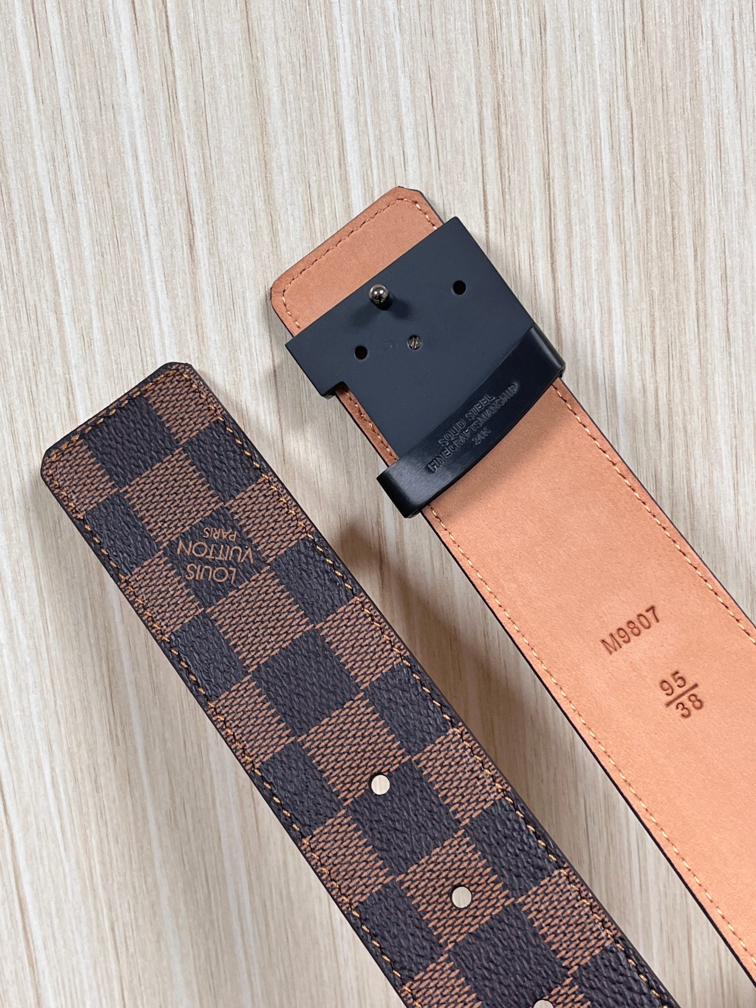 本款 LV Initiales 40 毫米双面腰带以电影叙事为灵感，气质颇具神秘魅力。Damier 格纹