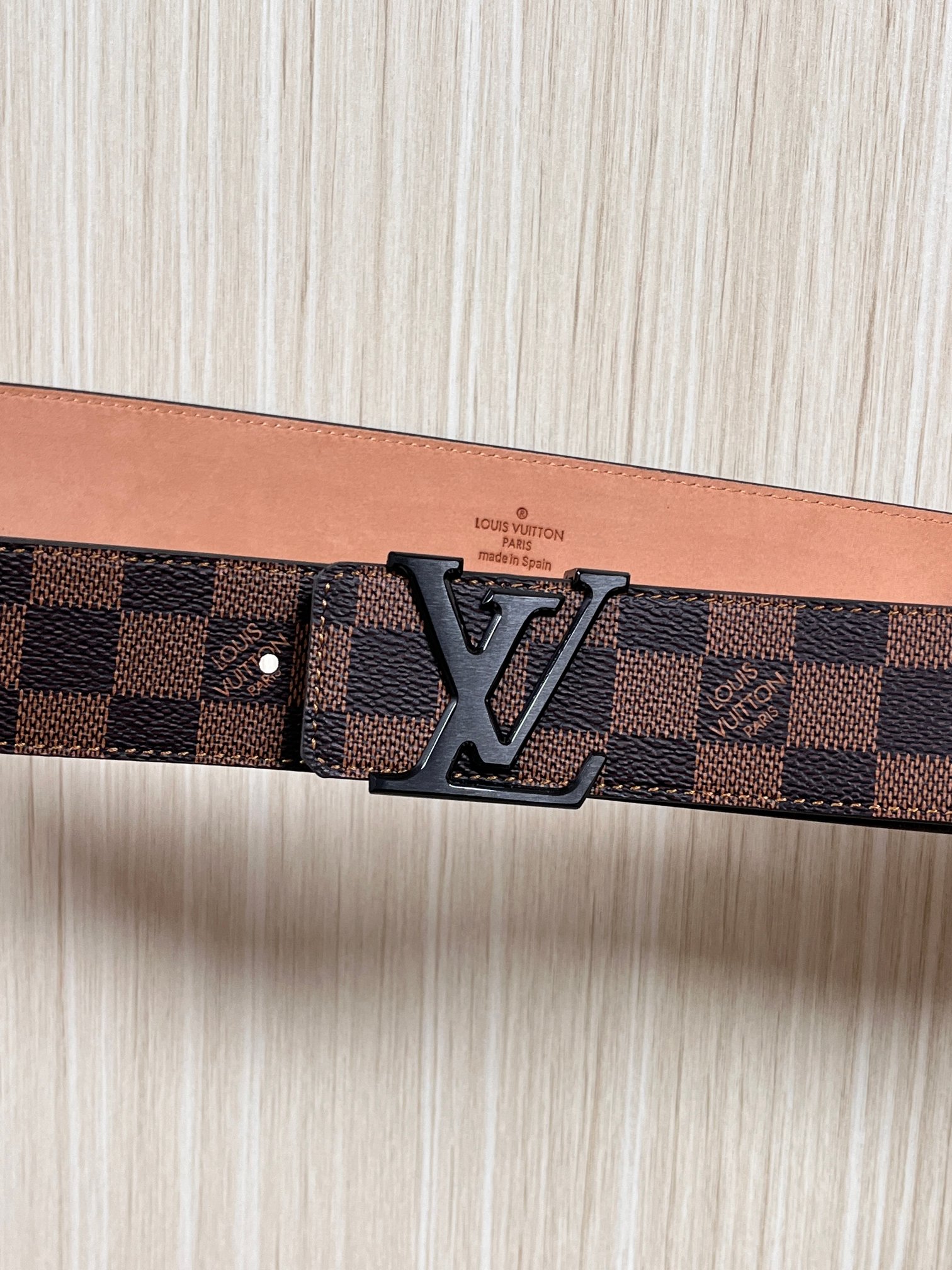 本款 LV Initiales 40 毫米双面腰带以电影叙事为灵感，气质颇具神秘魅力。Damier 格纹