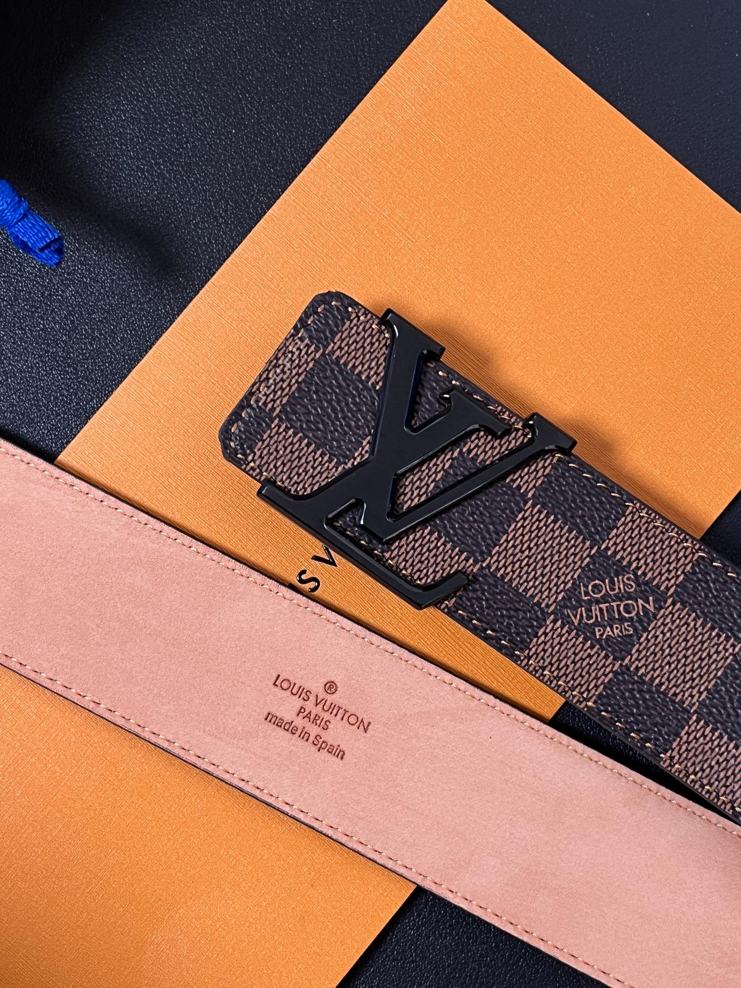本款 LV Initiales 40 毫米双面腰带以电影叙事为灵感，气质颇具神秘魅力。Damier 格纹