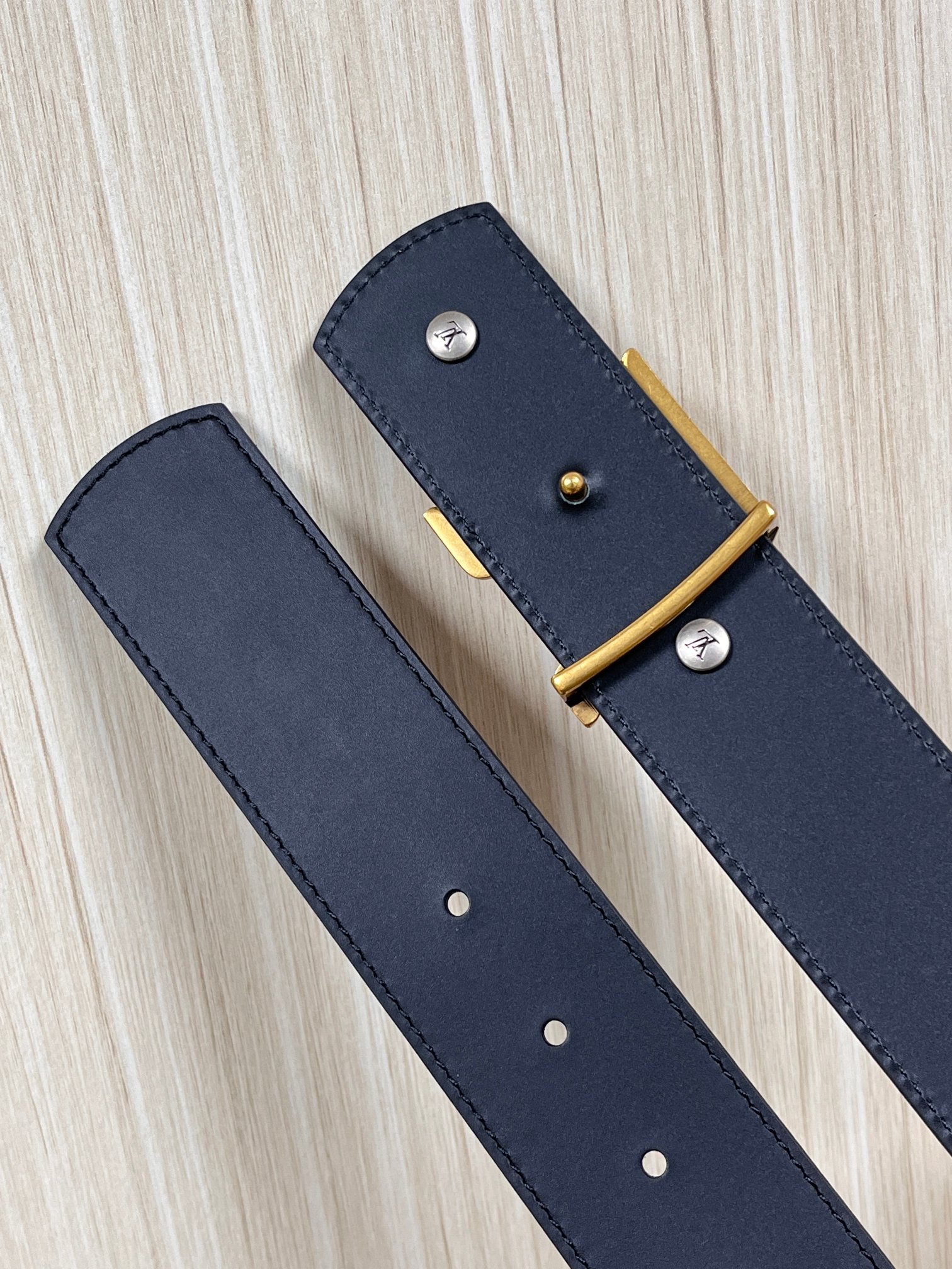 当季新款本款 LV Dimension Drift Flower Studs 40 毫米双面腰带格外吸睛