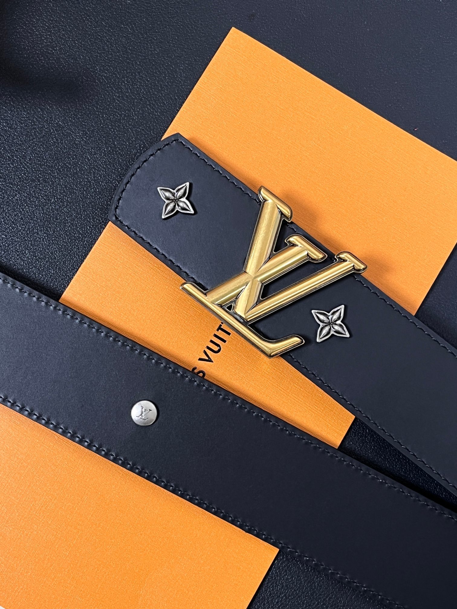 当季新款本款 LV Dimension Drift Flower Studs 40 毫米双面腰带格外吸睛