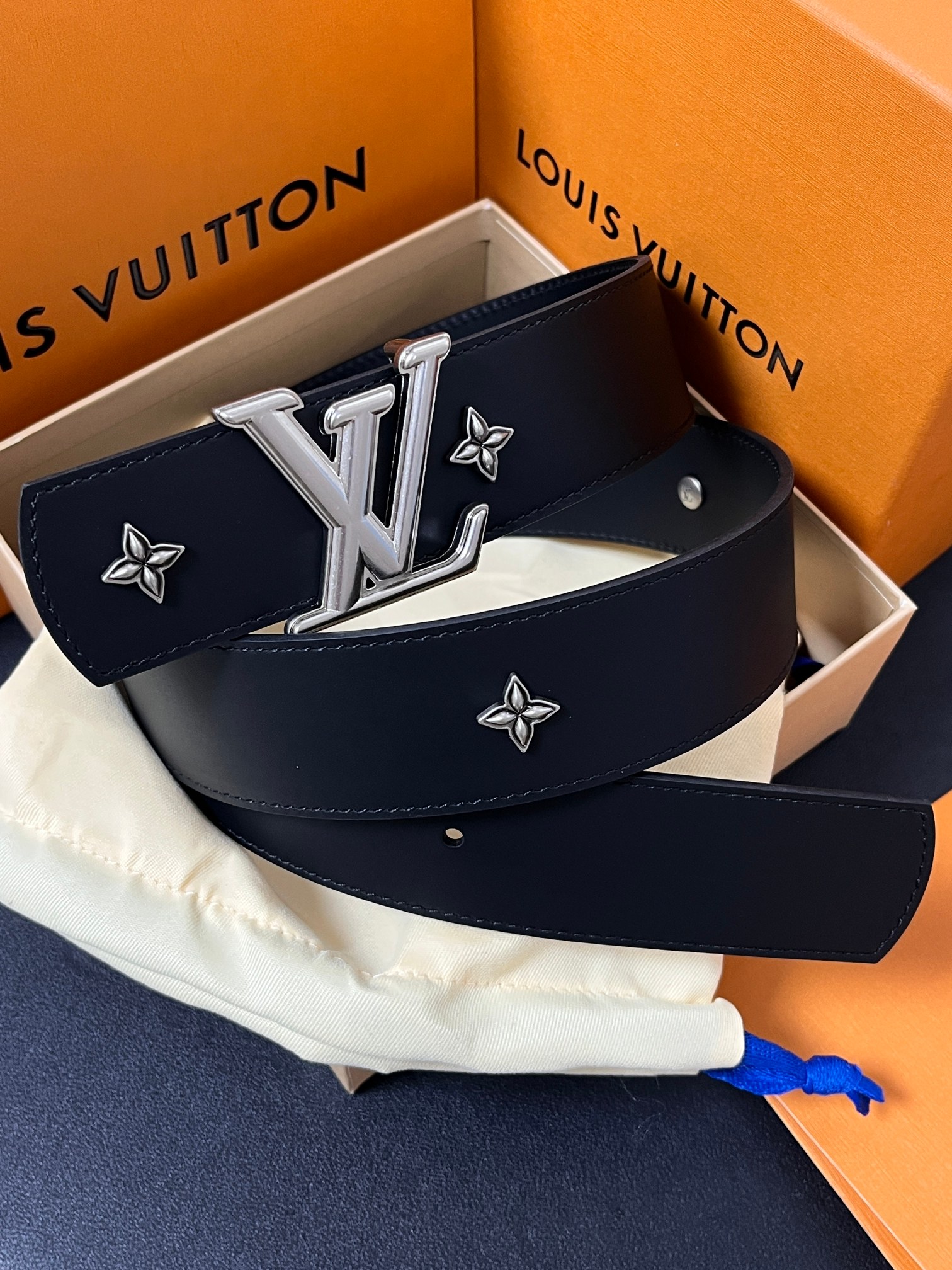 当季新款本款 LV Dimension Drift Flower Studs 40 毫米双面腰带格外吸睛