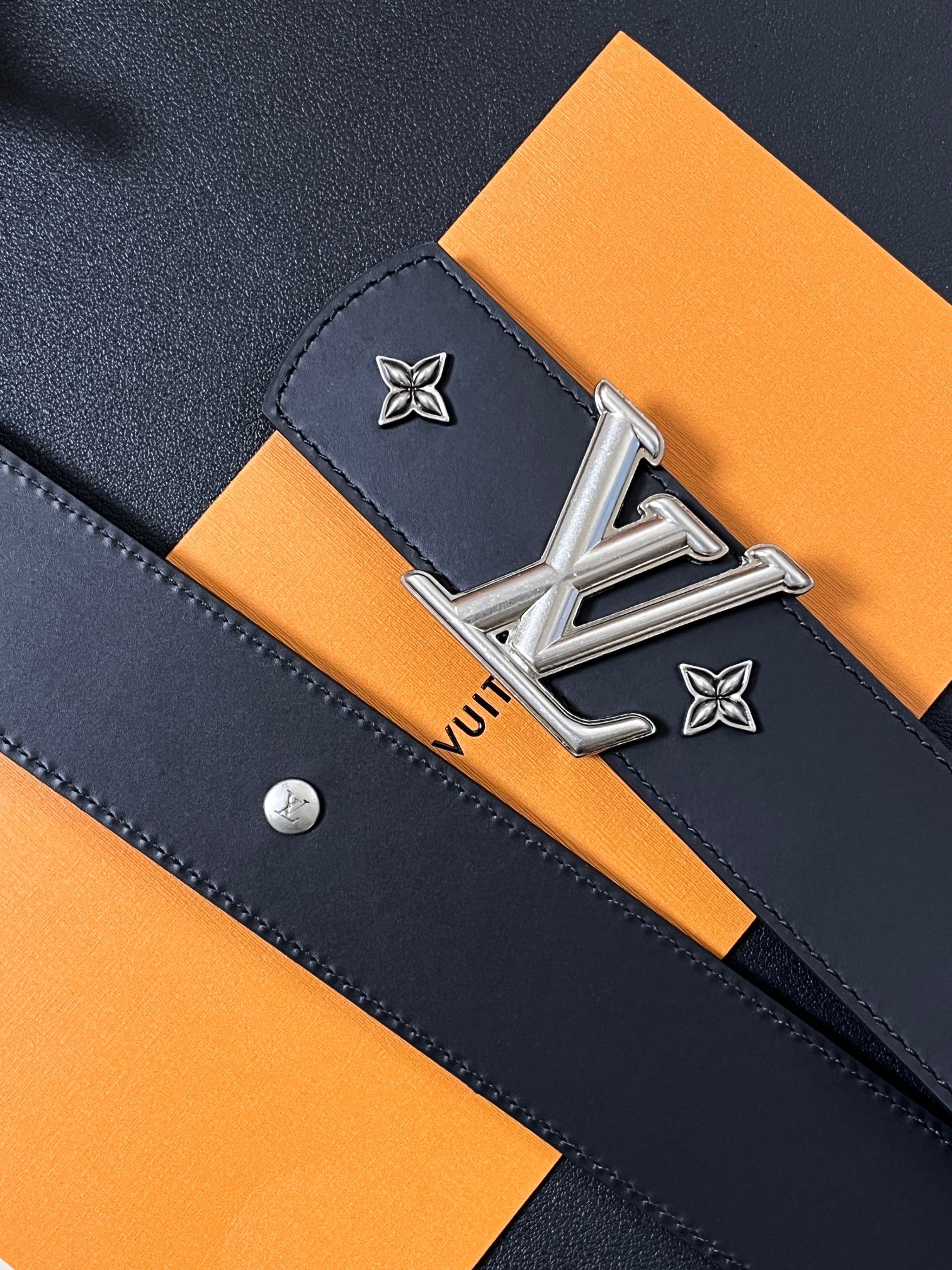 当季新款本款 LV Dimension Drift Flower Studs 40 毫米双面腰带格外吸睛