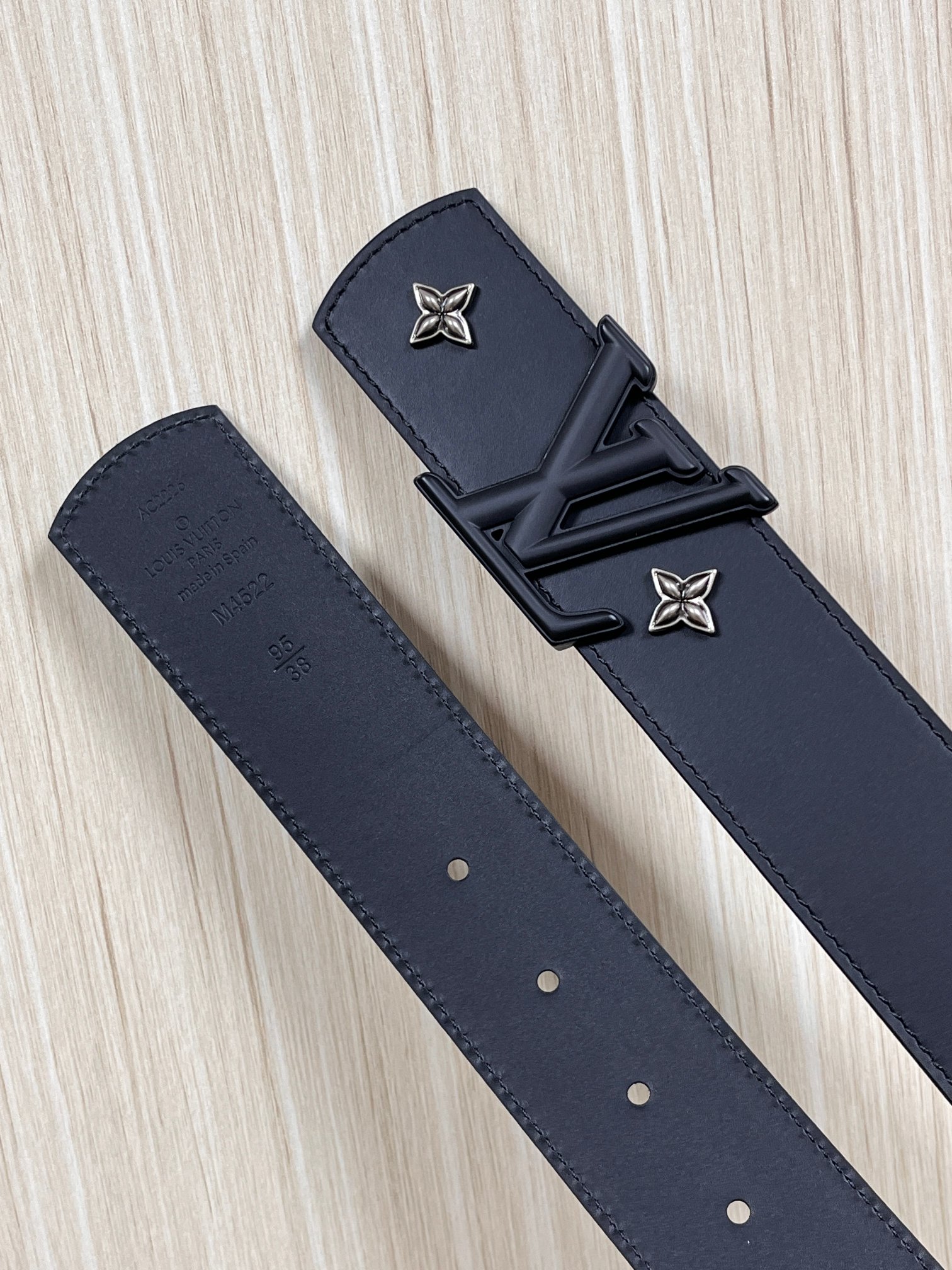 当季新款本款 LV Dimension Drift Flower Studs 40 毫米双面腰带格外吸睛