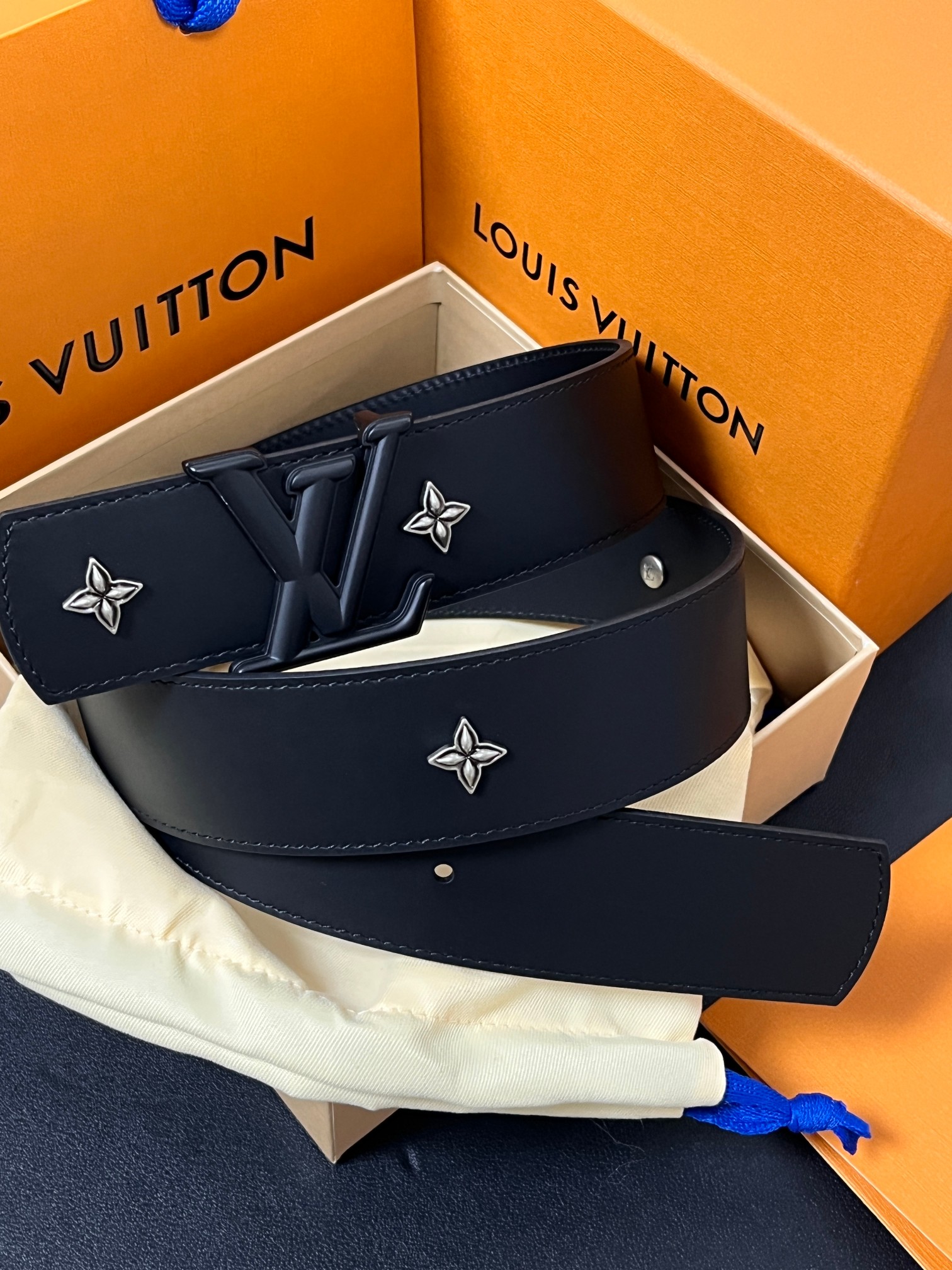 当季新款本款 LV Dimension Drift Flower Studs 40 毫米双面腰带格外吸睛