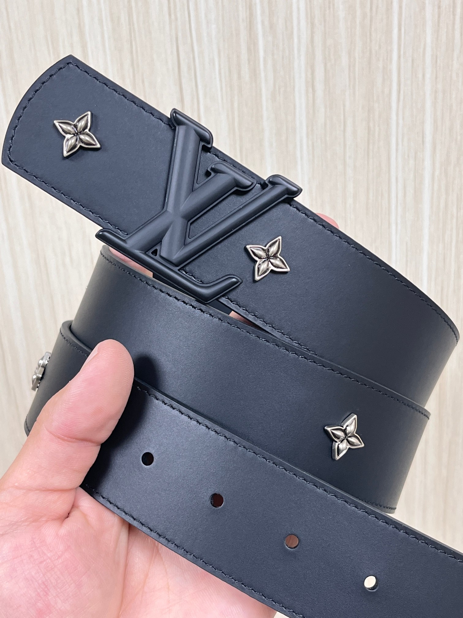 当季新款本款 LV Dimension Drift Flower Studs 40 毫米双面腰带格外吸睛