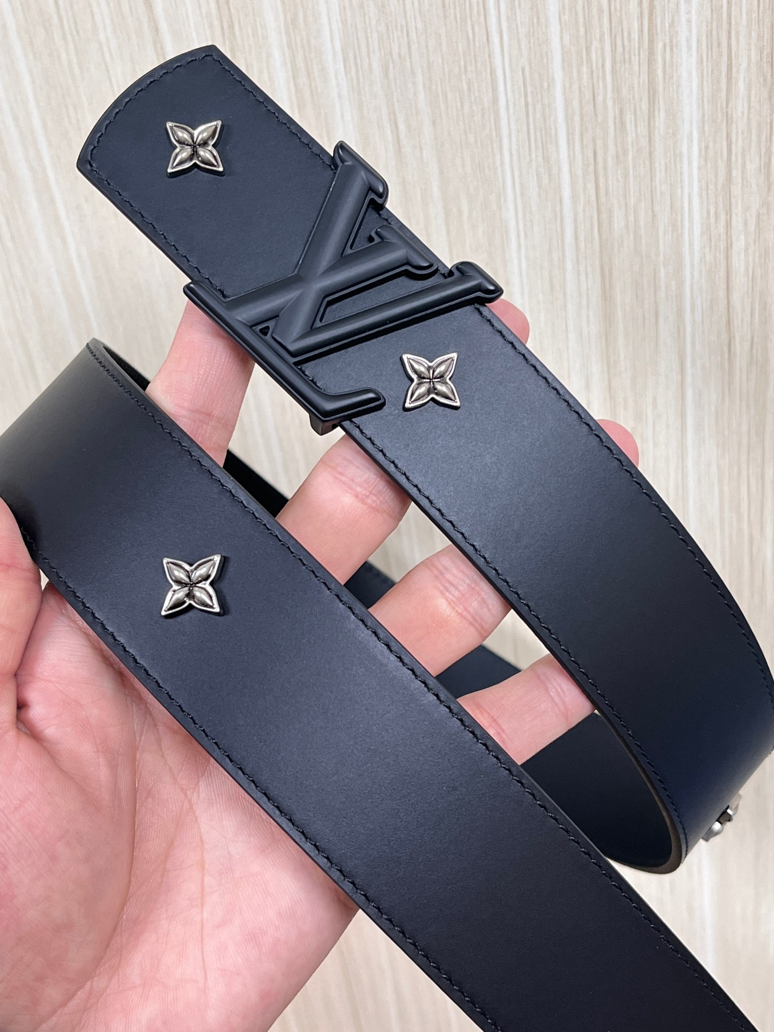 当季新款本款 LV Dimension Drift Flower Studs 40 毫米双面腰带格外吸睛