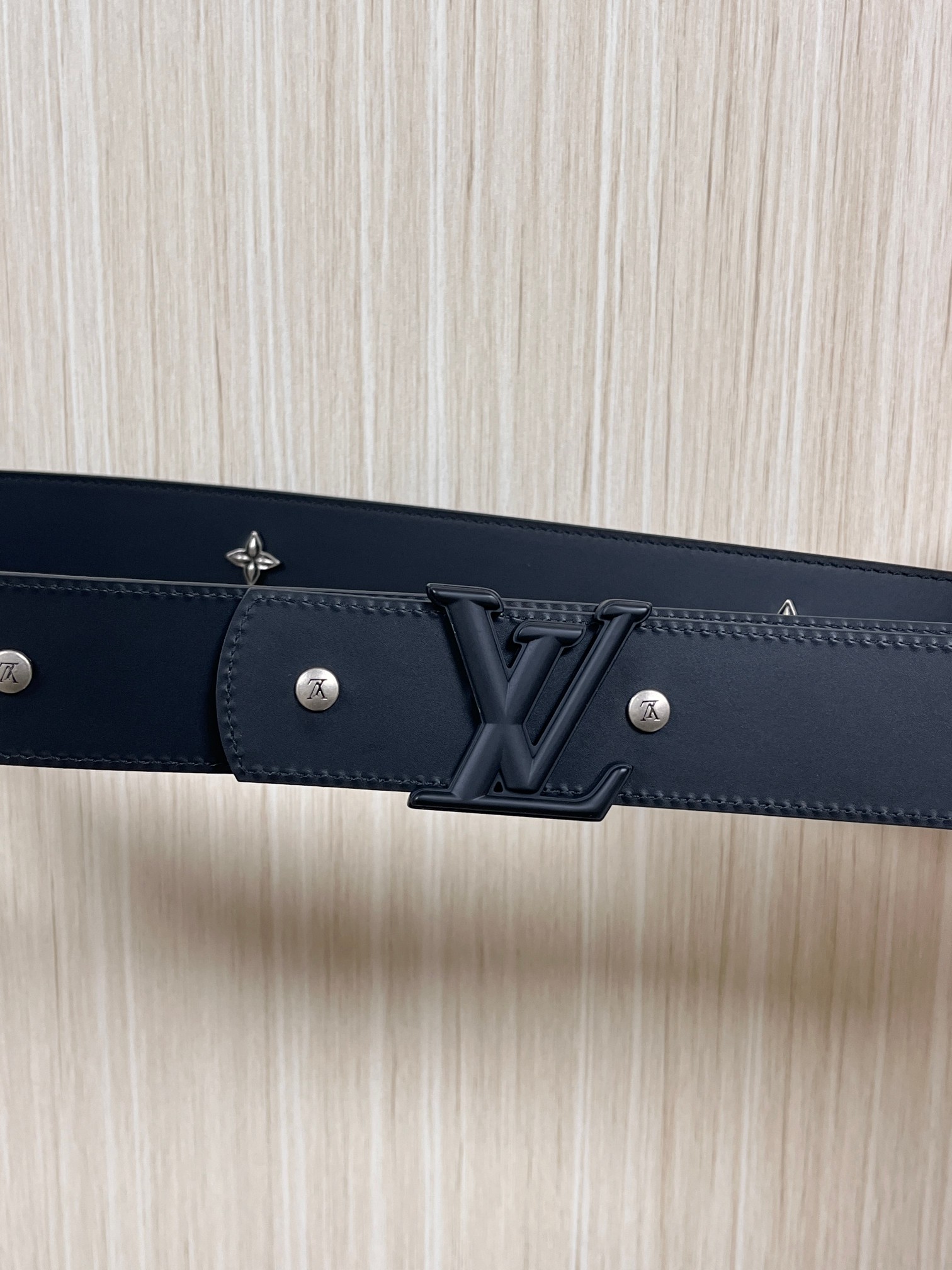 当季新款本款 LV Dimension Drift Flower Studs 40 毫米双面腰带格外吸睛