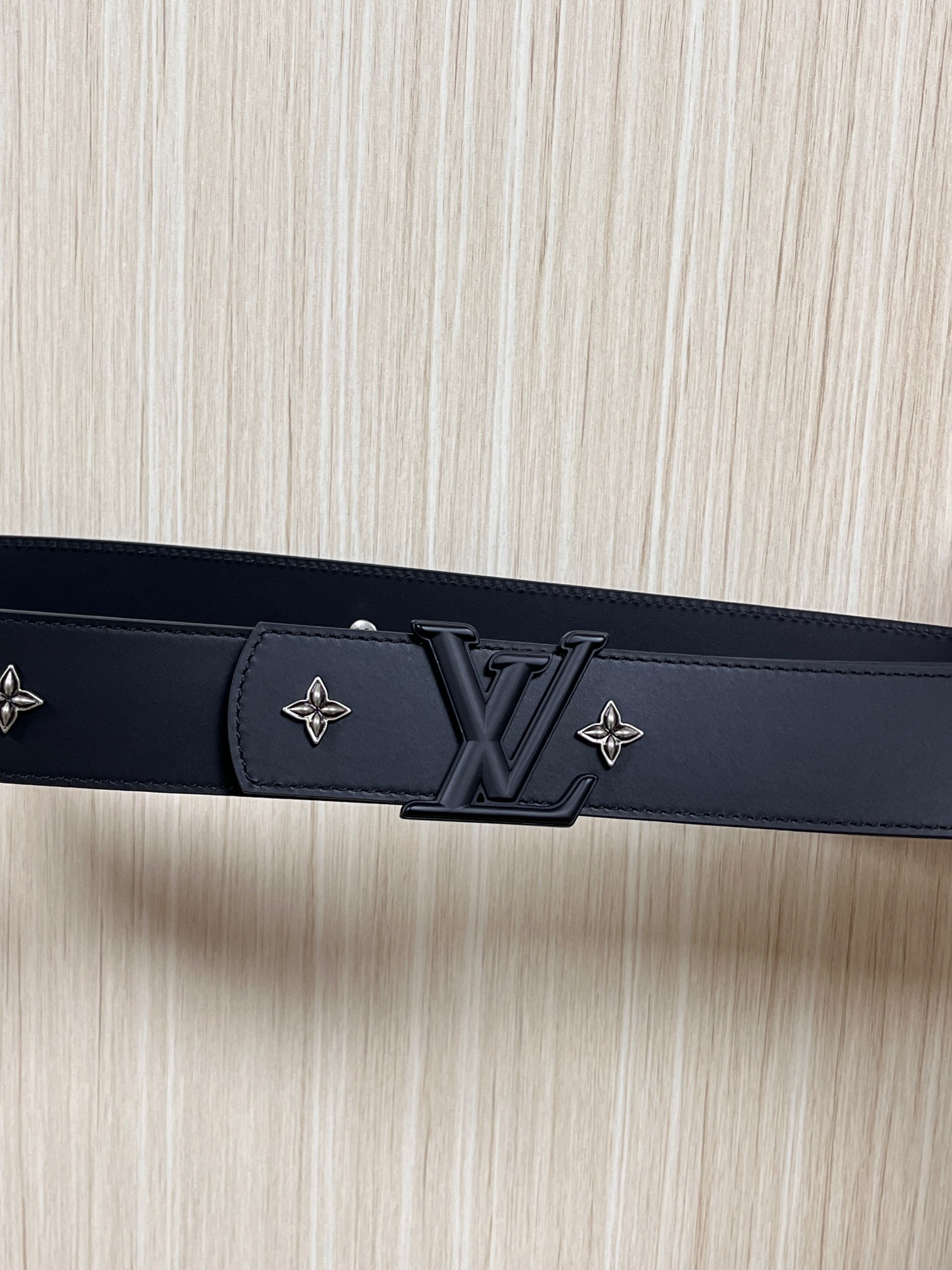 当季新款本款 LV Dimension Drift Flower Studs 40 毫米双面腰带格外吸睛