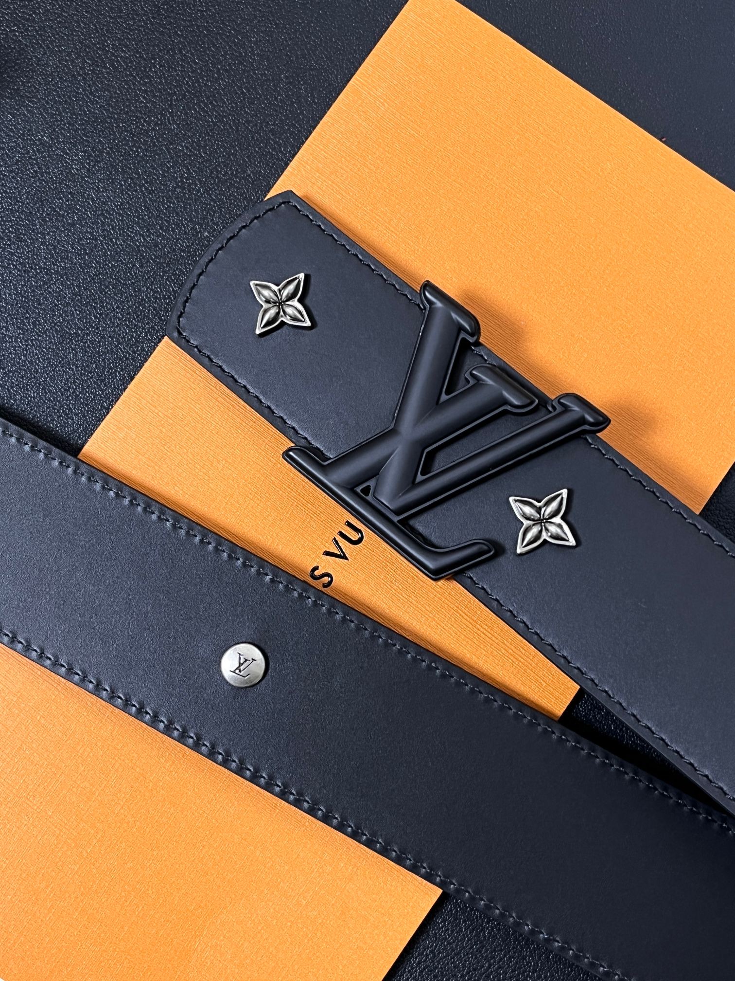 当季新款本款 LV Dimension Drift Flower Studs 40 毫米双面腰带格外吸睛