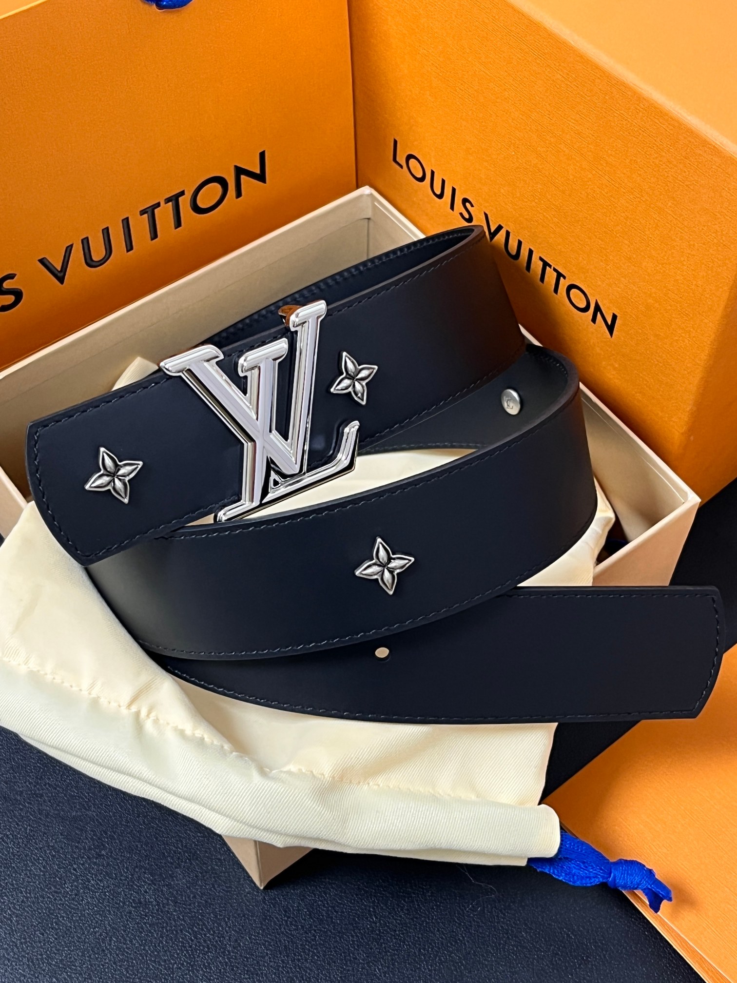 当季新款本款 LV Dimension Drift Flower Studs 40 毫米双面腰带格外吸睛