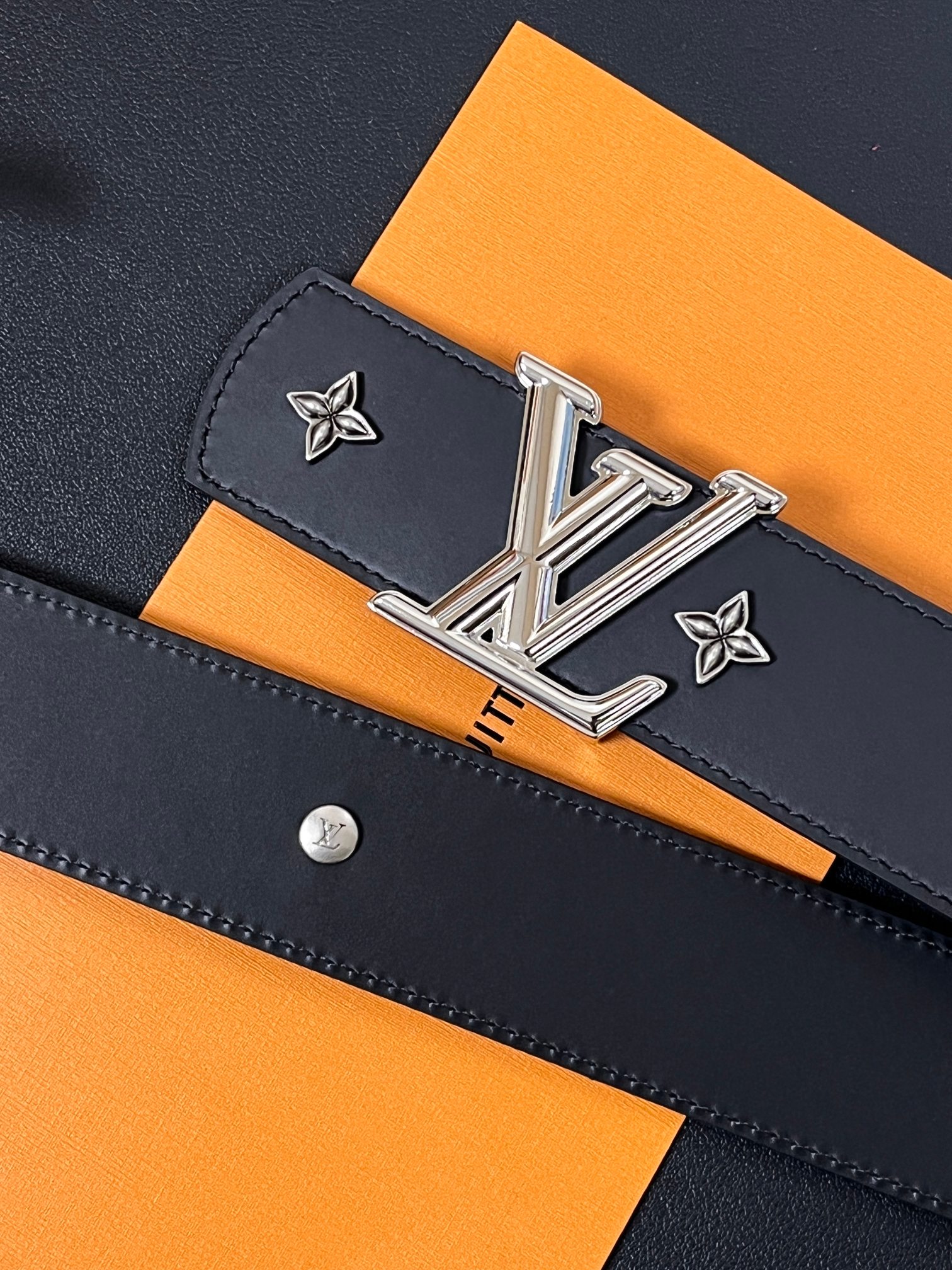 当季新款本款 LV Dimension Drift Flower Studs 40 毫米双面腰带格外吸睛