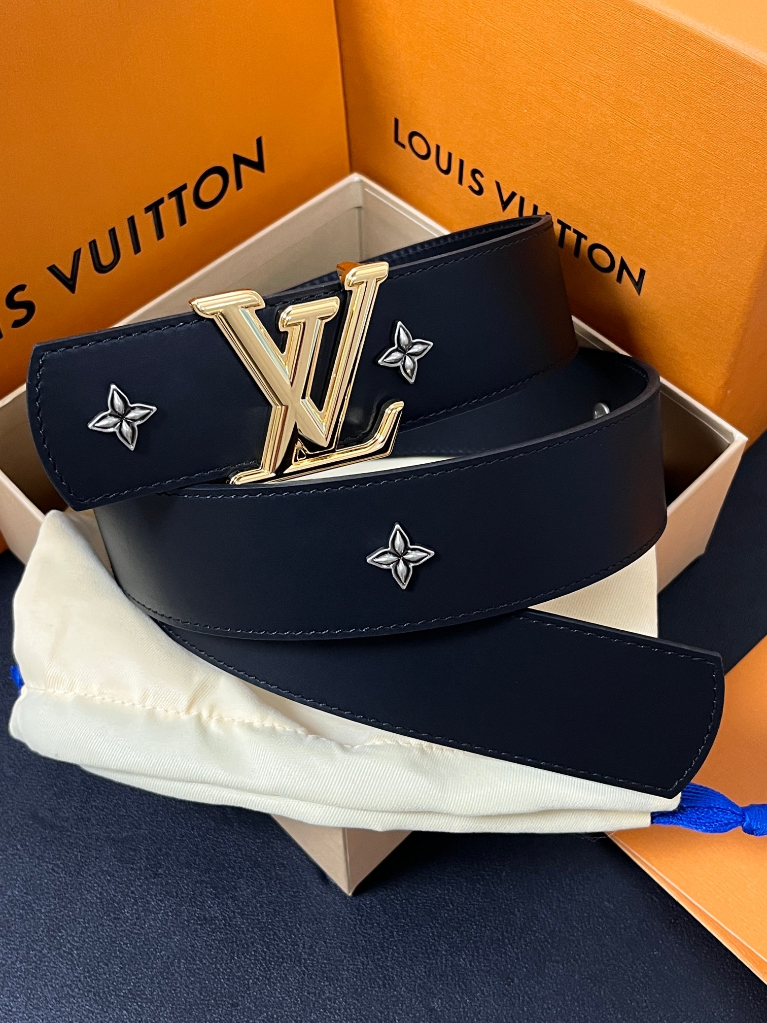 当季新款本款 LV Dimension Drift Flower Studs 40 毫米双面腰带格外吸睛