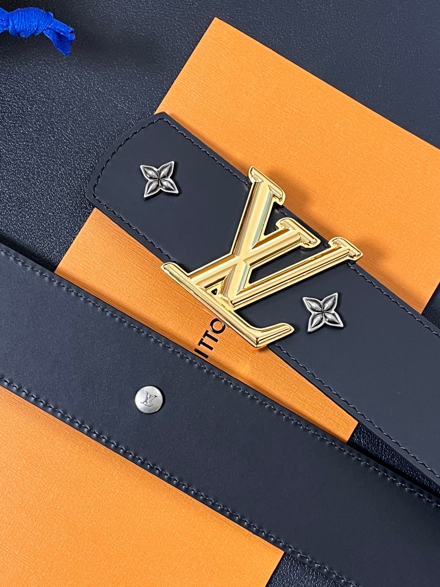 当季新款本款 LV Dimension Drift Flower Studs 40 毫米双面腰带格外吸睛