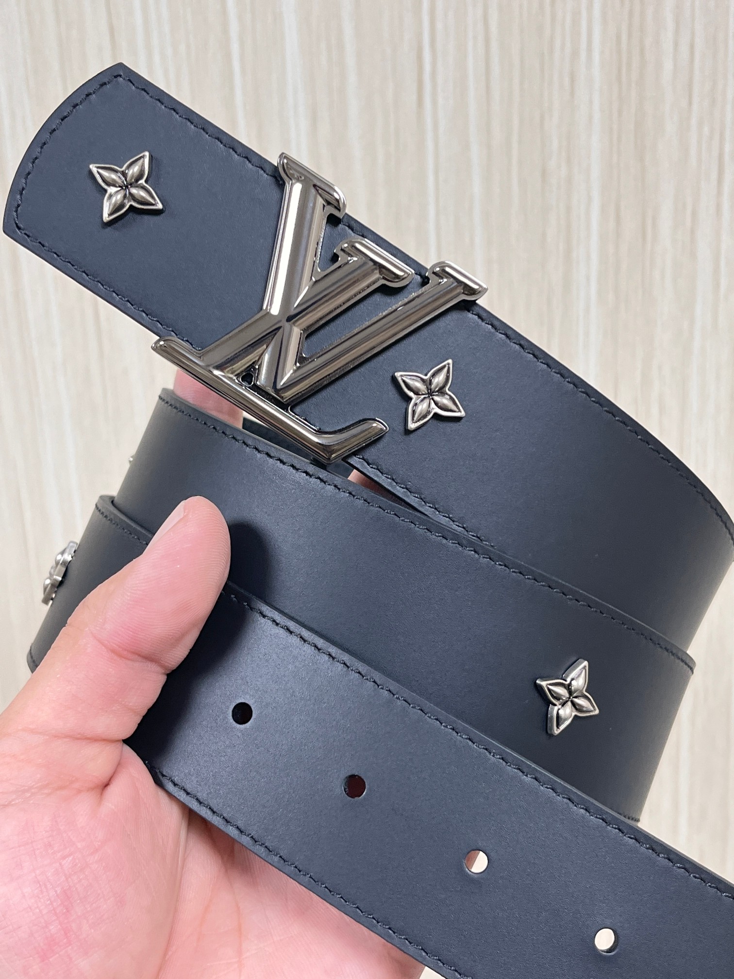 当季新款本款 LV Dimension Drift Flower Studs 40 毫米双面腰带格外吸睛