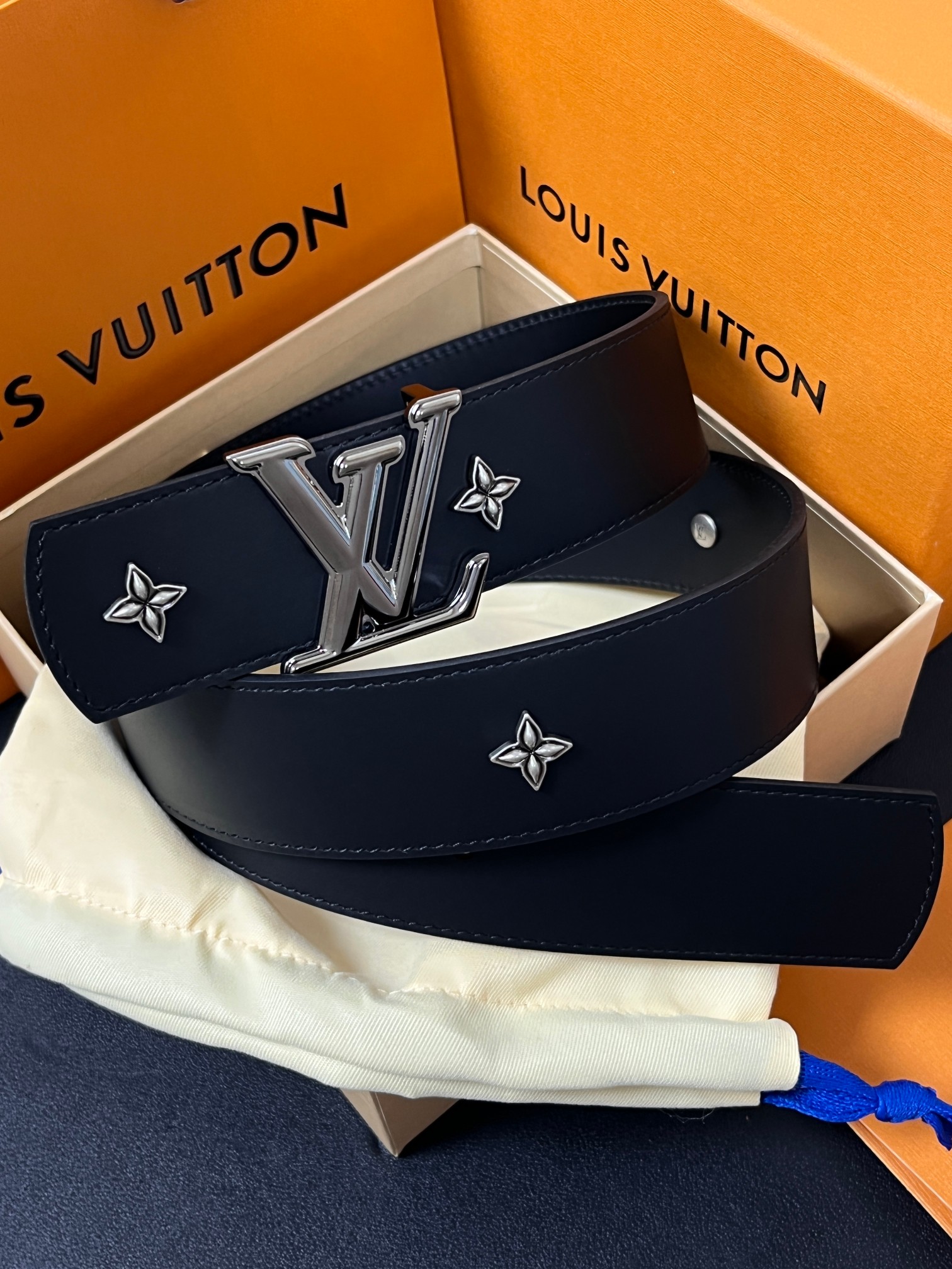 当季新款本款 LV Dimension Drift Flower Studs 40 毫米双面腰带格外吸睛