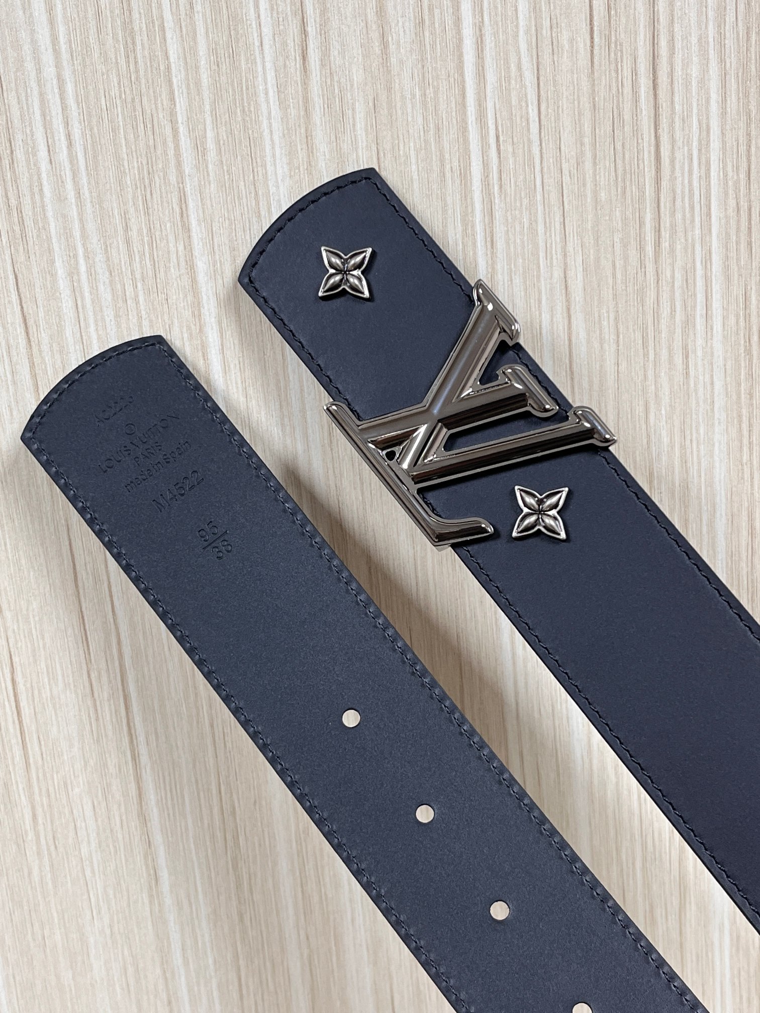 当季新款本款 LV Dimension Drift Flower Studs 40 毫米双面腰带格外吸睛