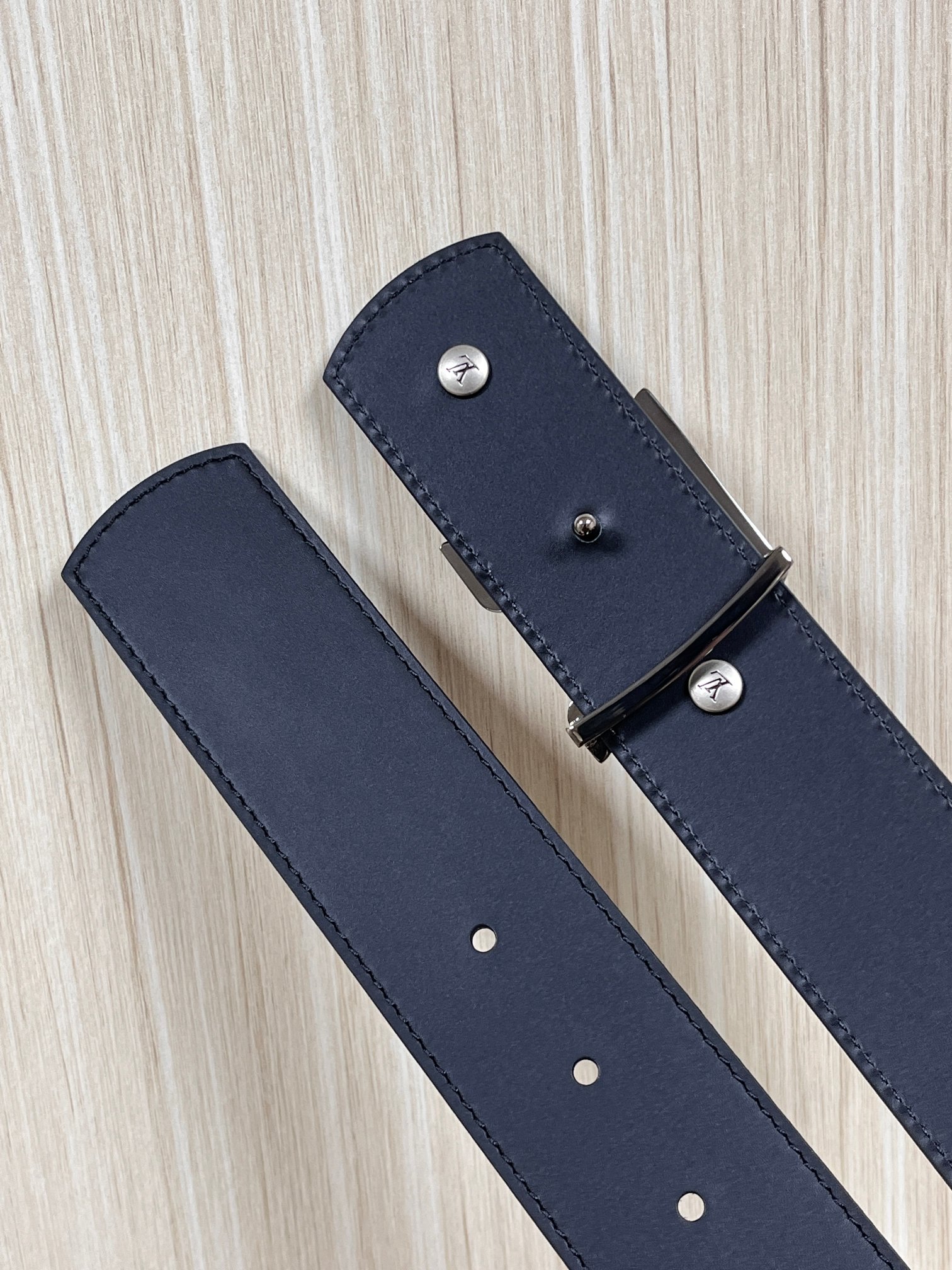 当季新款本款 LV Dimension Drift Flower Studs 40 毫米双面腰带格外吸睛