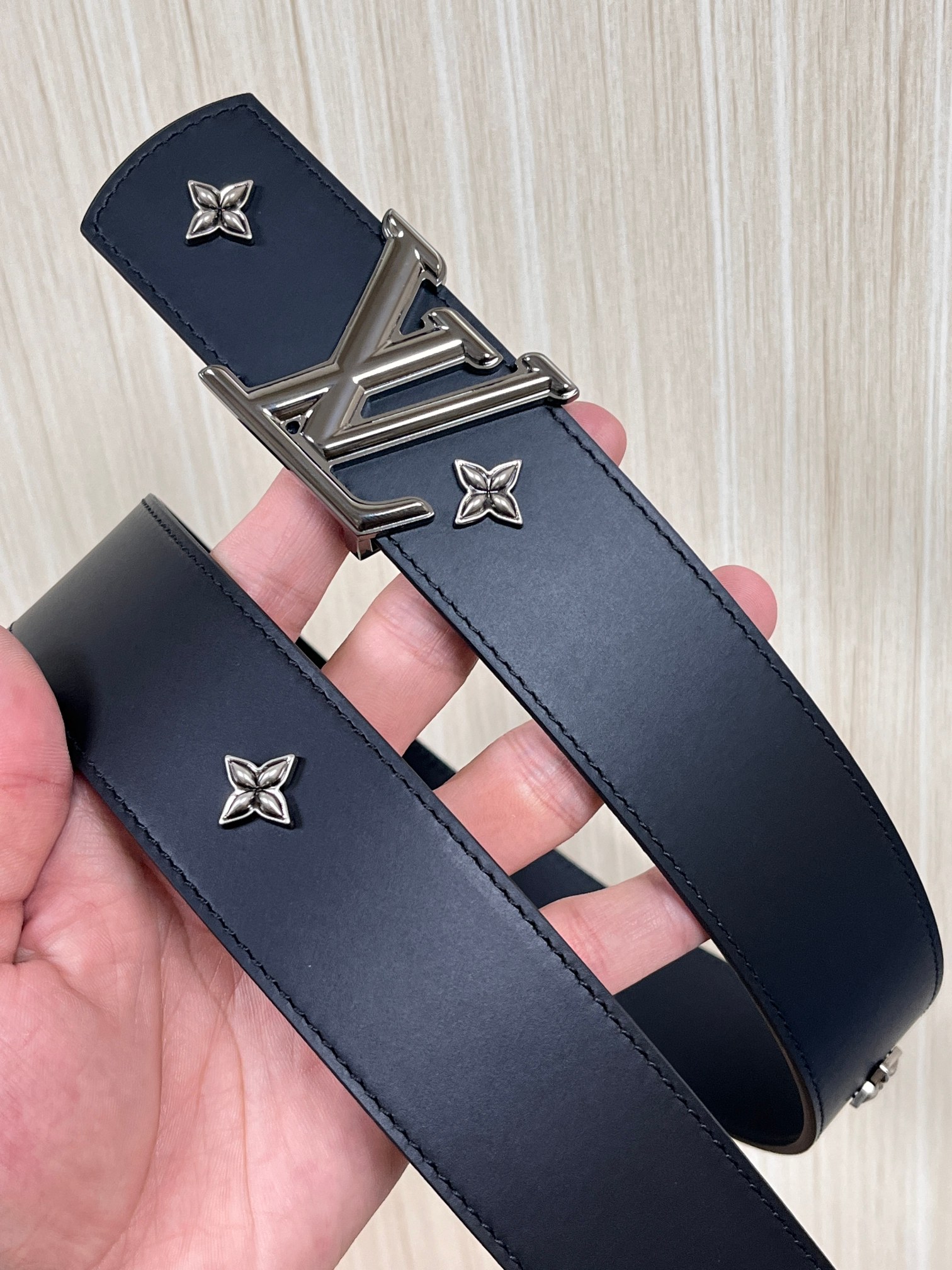 当季新款本款 LV Dimension Drift Flower Studs 40 毫米双面腰带格外吸睛