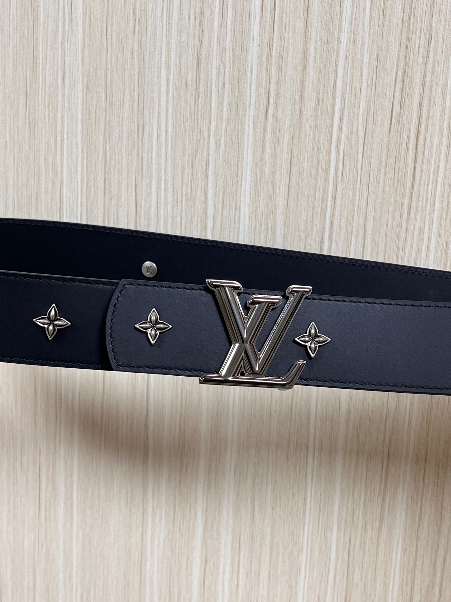 当季新款本款 LV Dimension Drift Flower Studs 40 毫米双面腰带格外吸睛