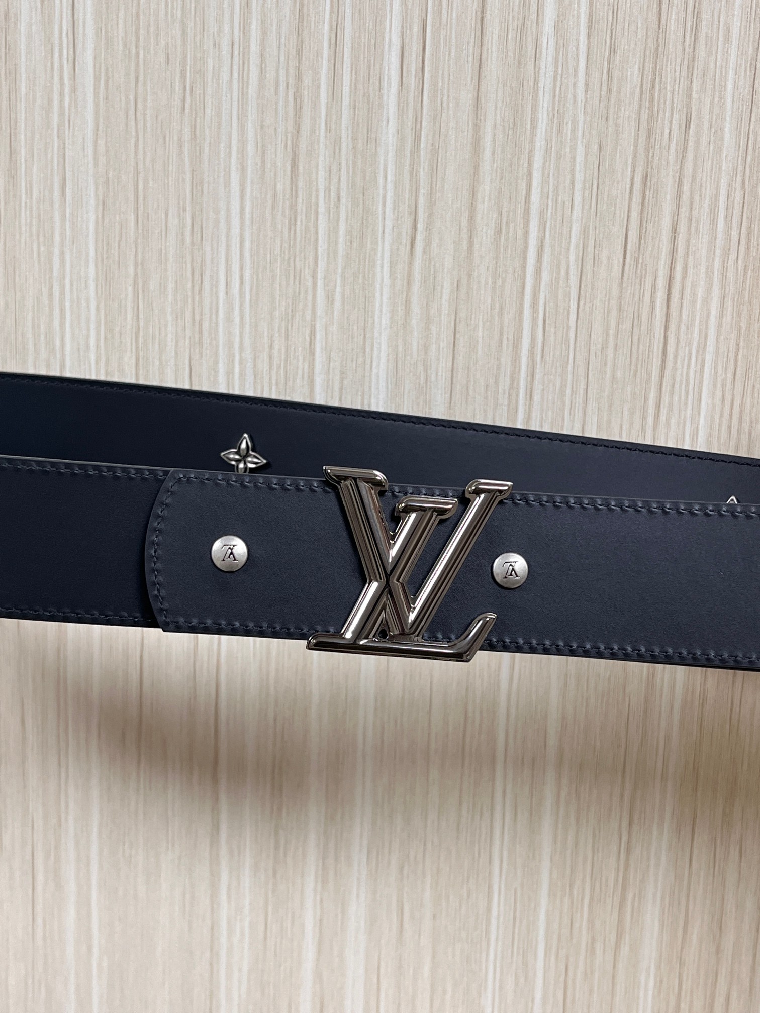 当季新款本款 LV Dimension Drift Flower Studs 40 毫米双面腰带格外吸睛