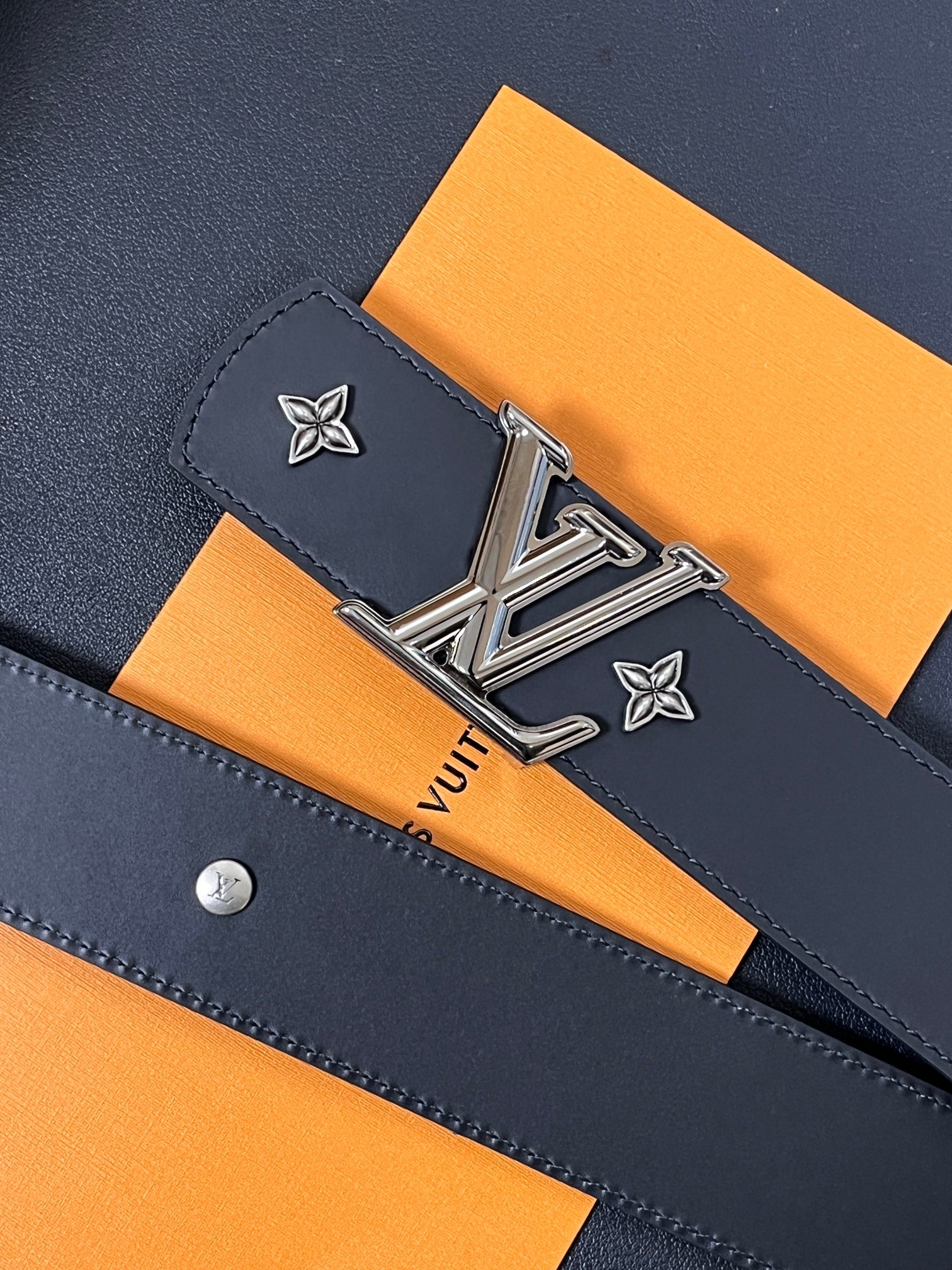 当季新款本款 LV Dimension Drift Flower Studs 40 毫米双面腰带格外吸睛