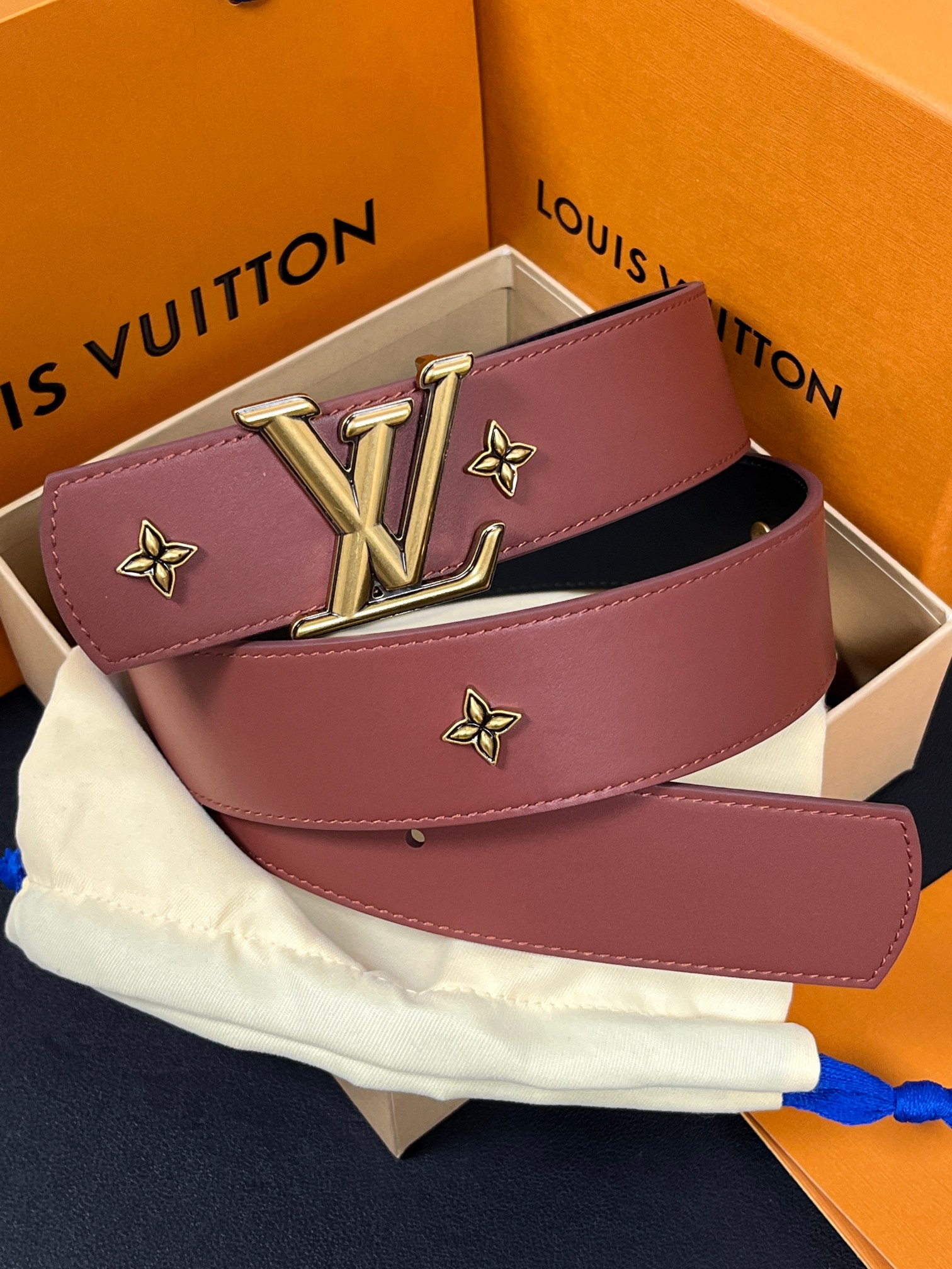 当季新款本款 LV Dimension Drift Flower Studs 40 毫米双面腰带格外吸睛