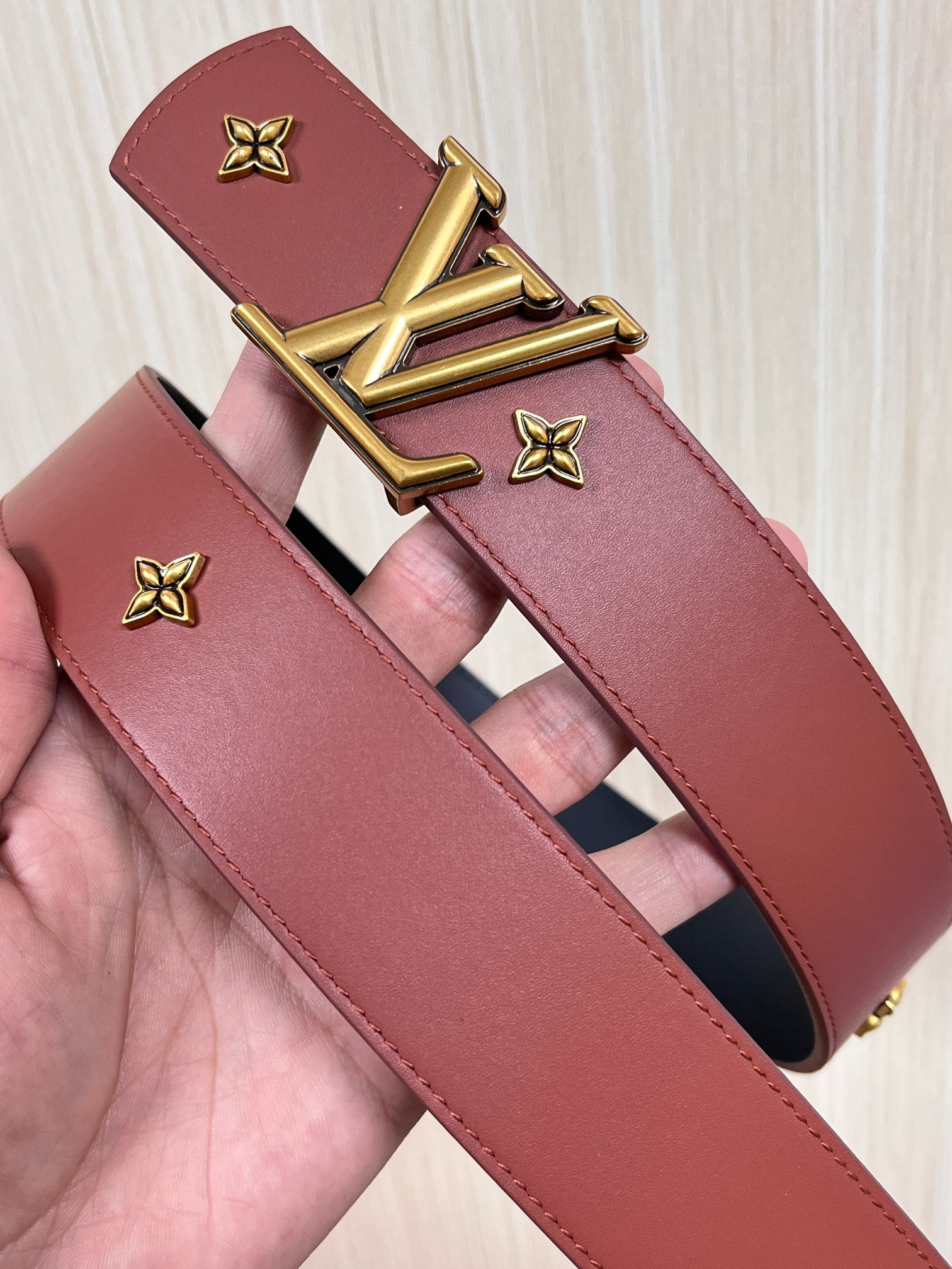 当季新款本款 LV Dimension Drift Flower Studs 40 毫米双面腰带格外吸睛