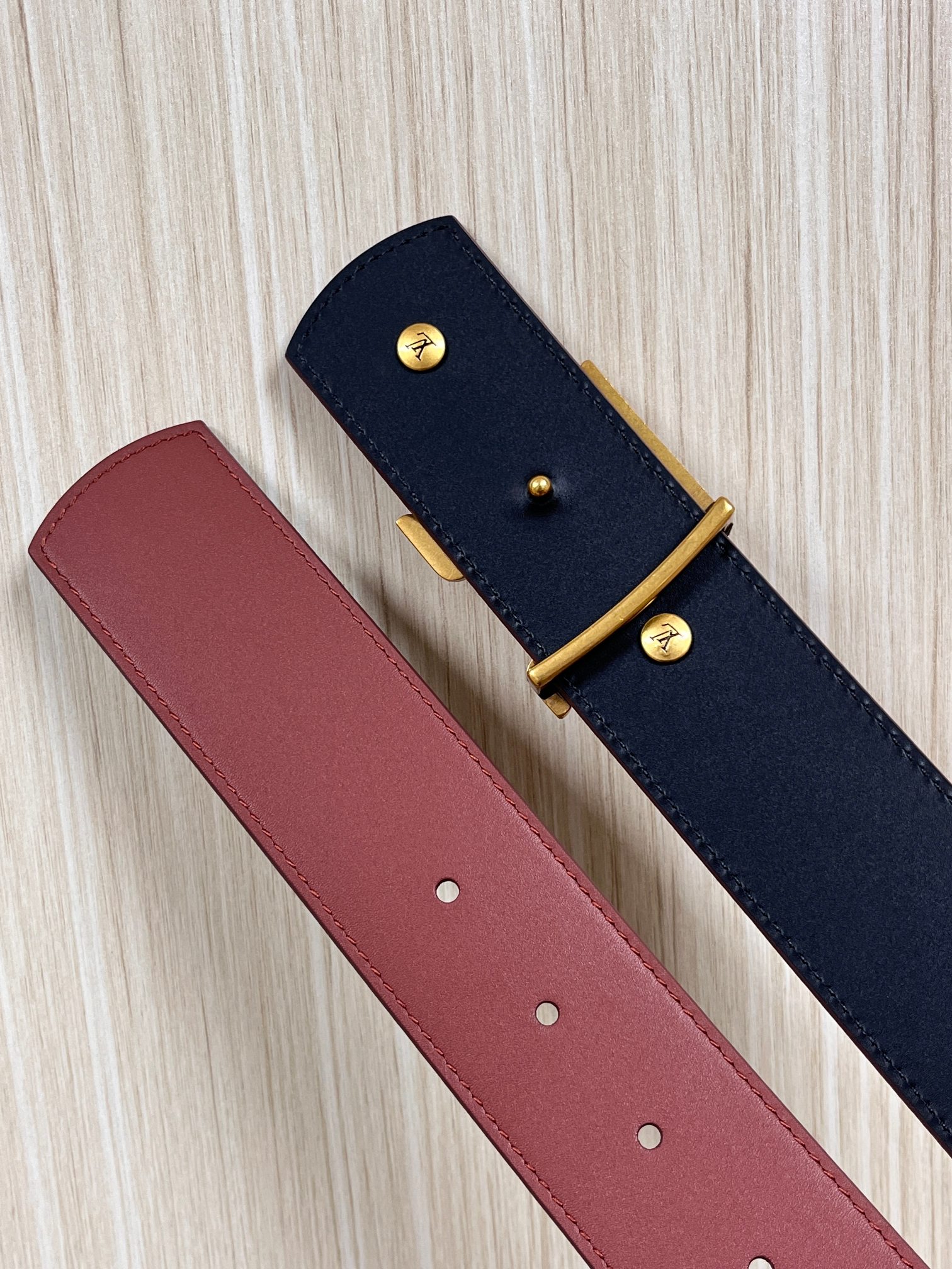 当季新款本款 LV Dimension Drift Flower Studs 40 毫米双面腰带格外吸睛