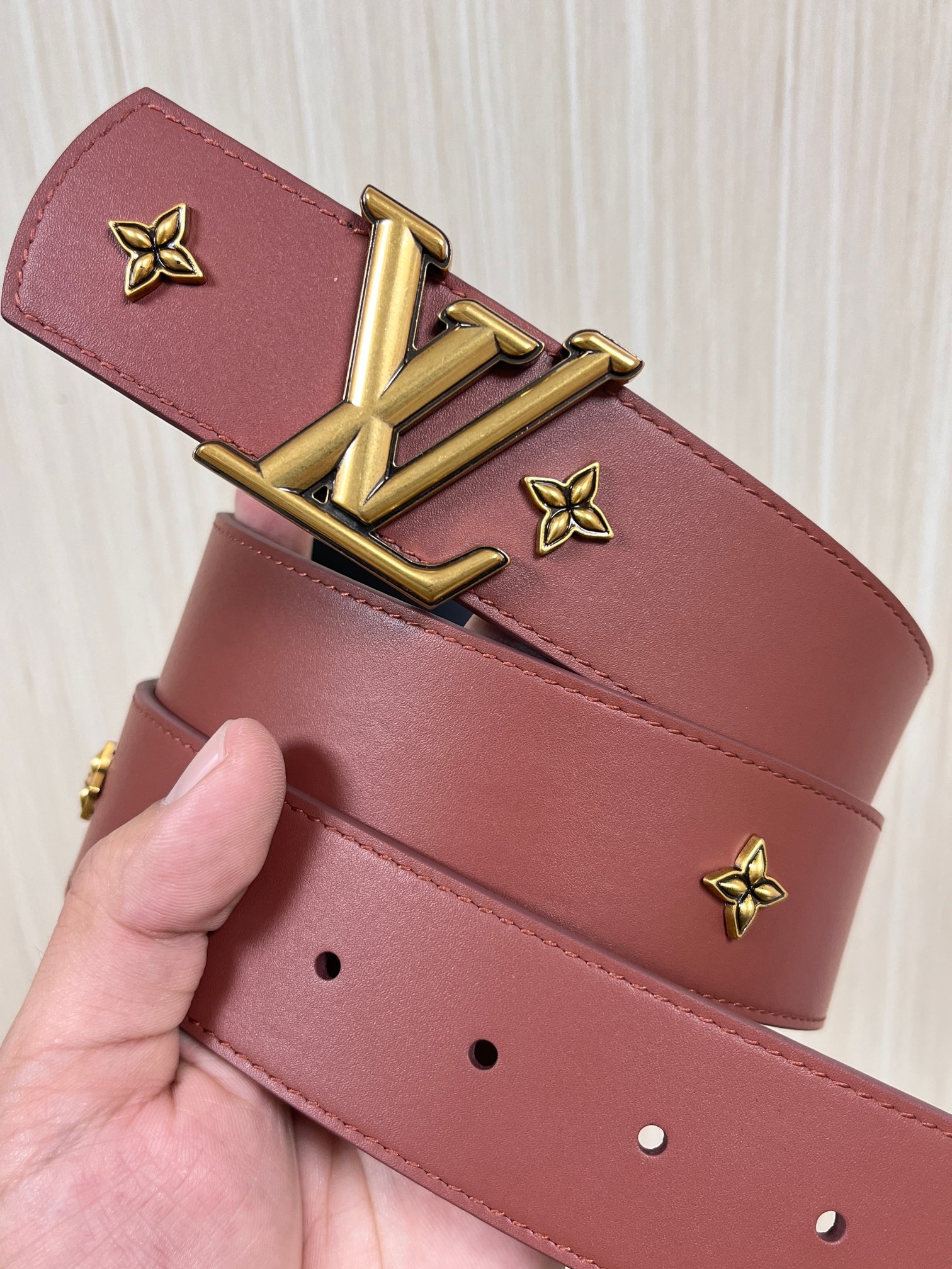 当季新款本款 LV Dimension Drift Flower Studs 40 毫米双面腰带格外吸睛