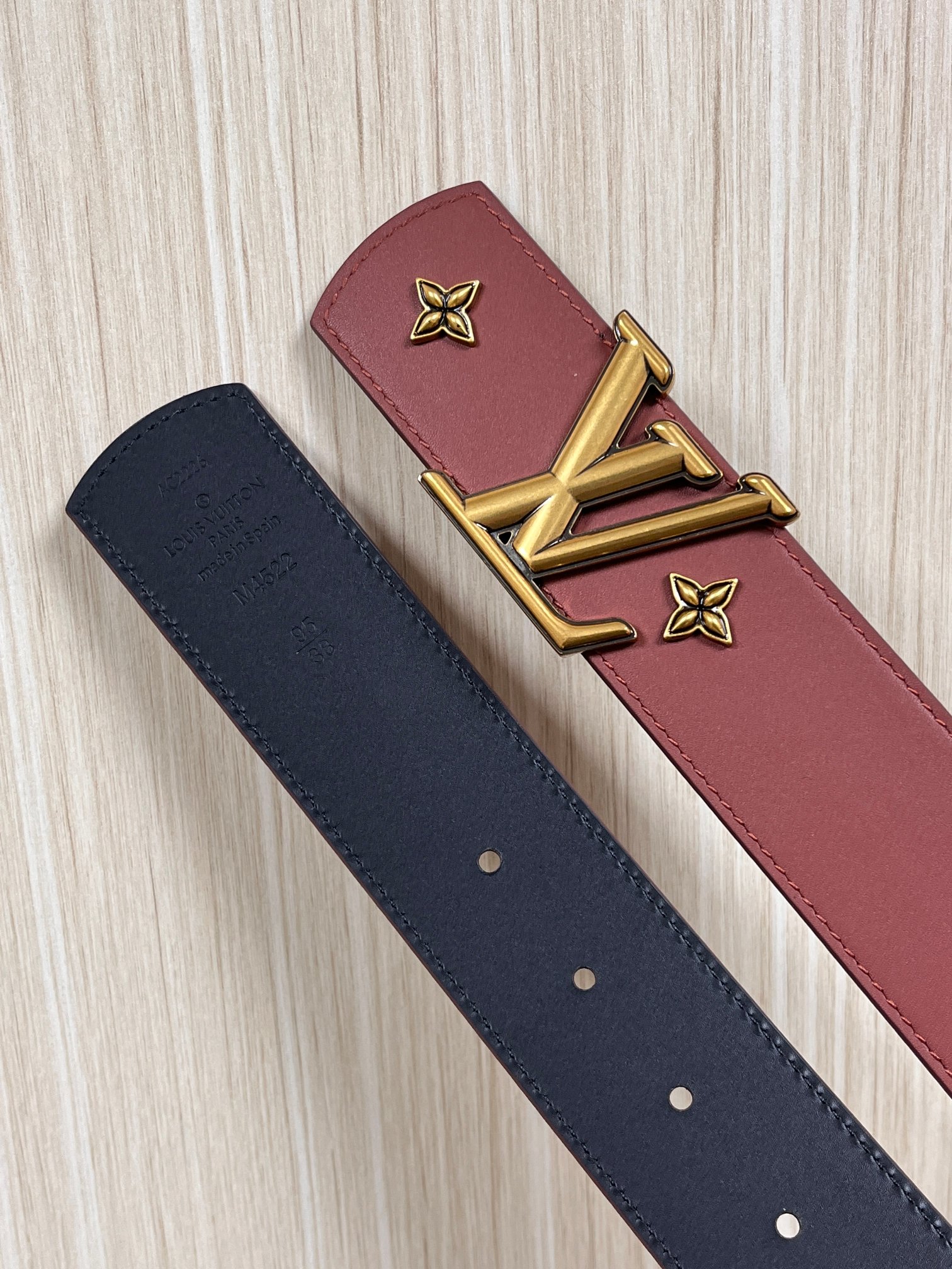 当季新款本款 LV Dimension Drift Flower Studs 40 毫米双面腰带格外吸睛