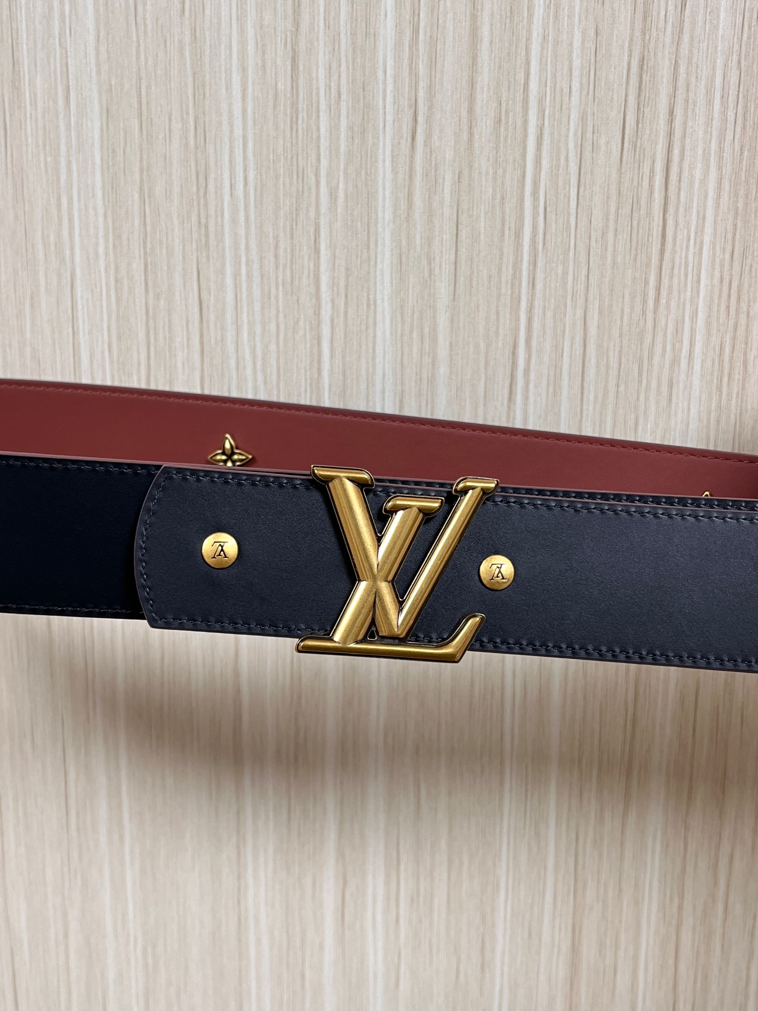 当季新款本款 LV Dimension Drift Flower Studs 40 毫米双面腰带格外吸睛