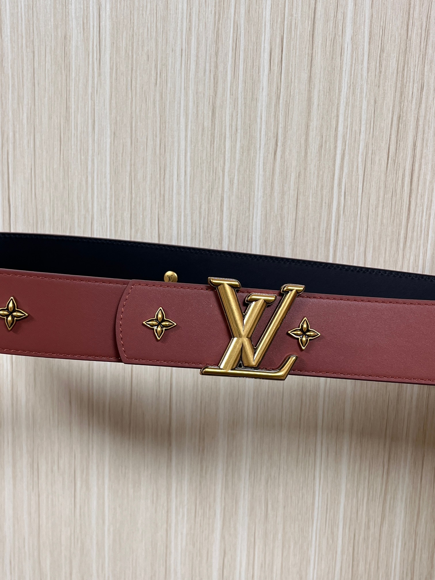 当季新款本款 LV Dimension Drift Flower Studs 40 毫米双面腰带格外吸睛