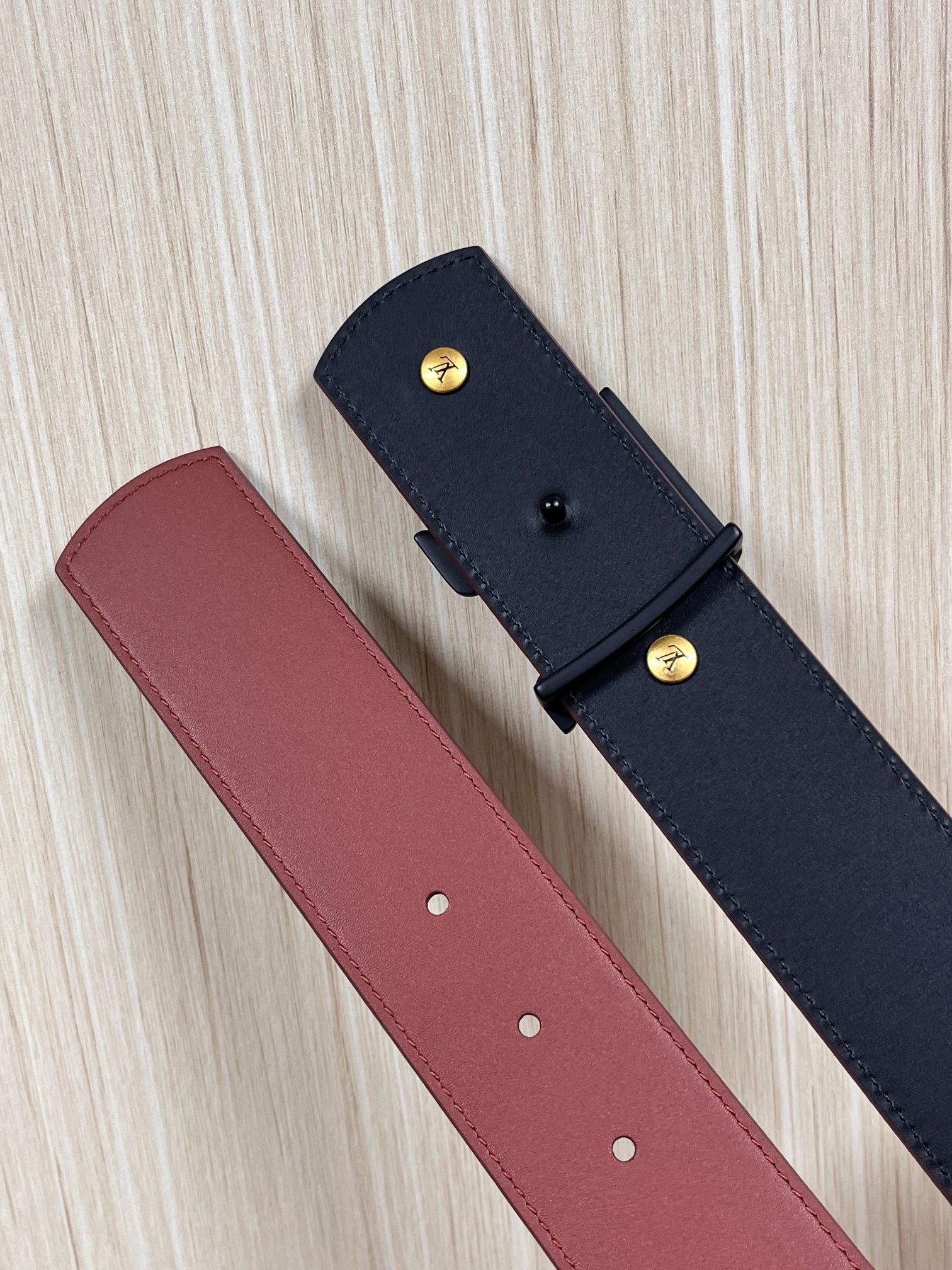 当季新款本款 LV Dimension Drift Flower Studs 40 毫米双面腰带格外吸睛