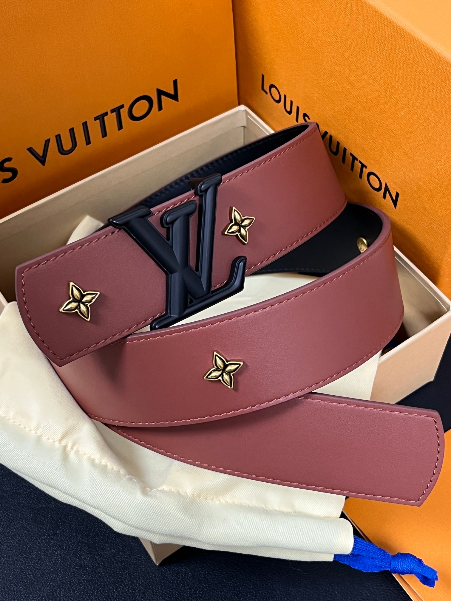 当季新款本款 LV Dimension Drift Flower Studs 40 毫米双面腰带格外吸睛