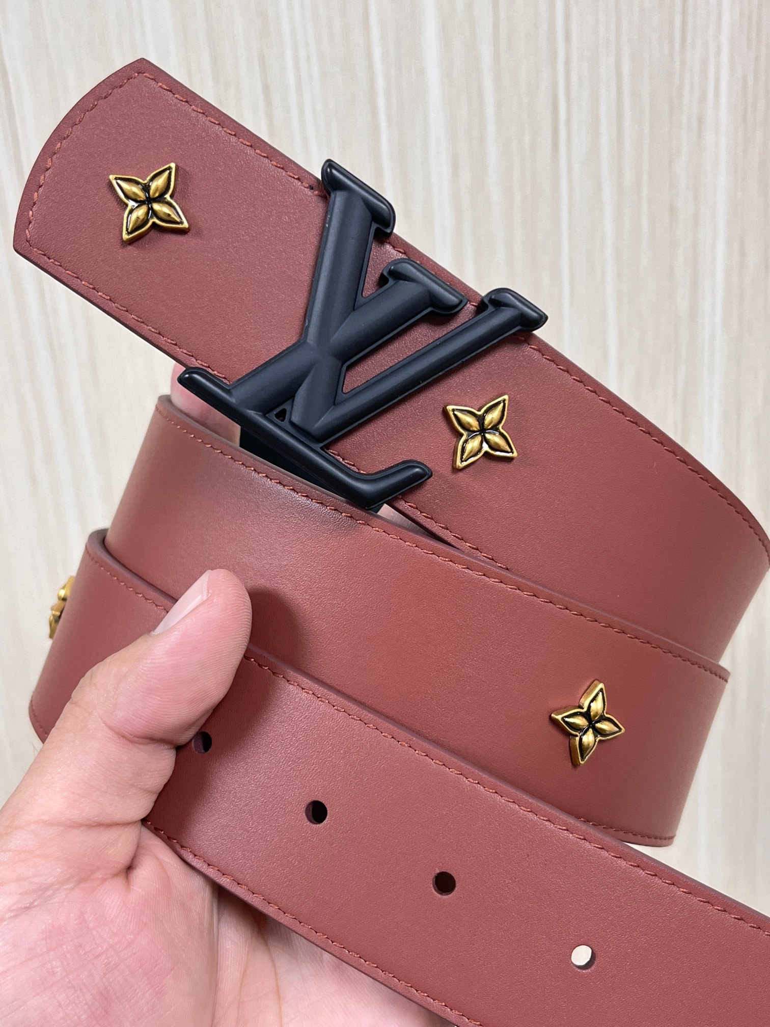 当季新款本款 LV Dimension Drift Flower Studs 40 毫米双面腰带格外吸睛