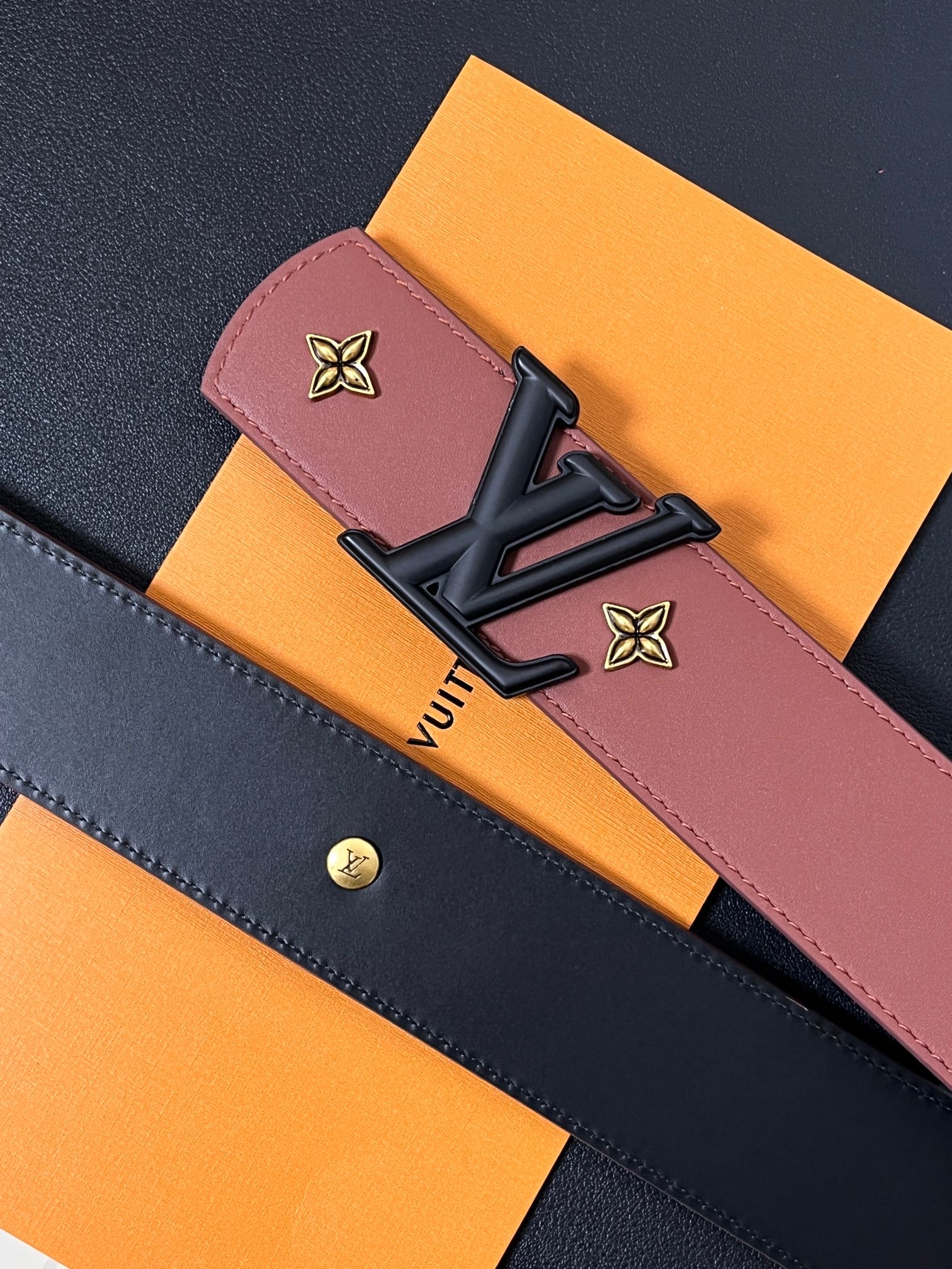 当季新款本款 LV Dimension Drift Flower Studs 40 毫米双面腰带格外吸睛