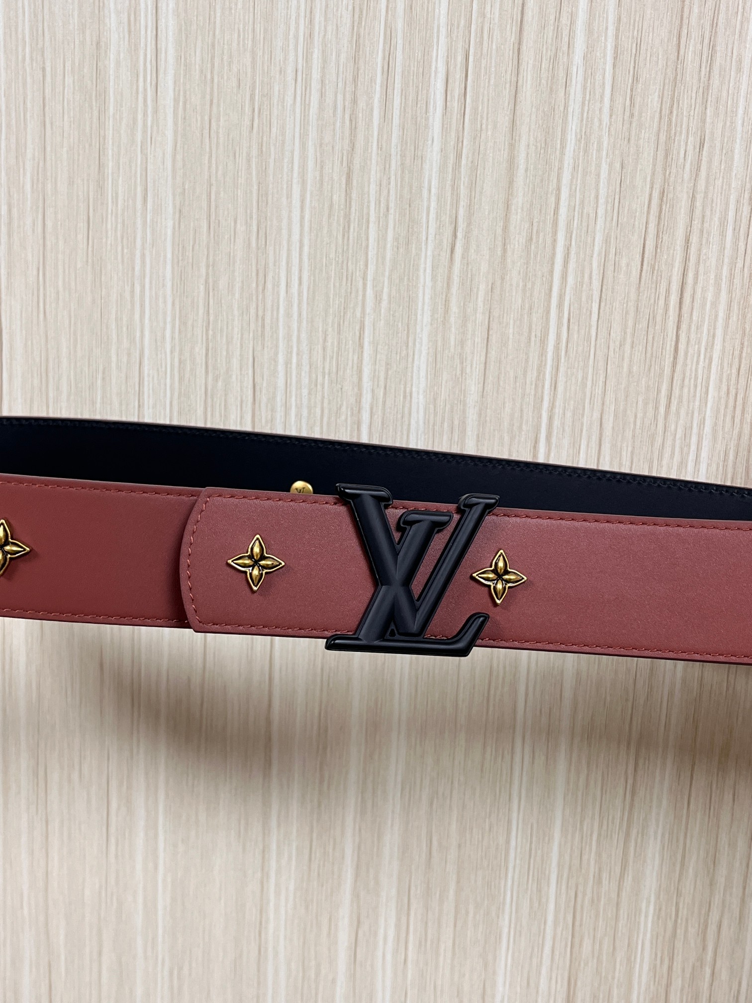 当季新款本款 LV Dimension Drift Flower Studs 40 毫米双面腰带格外吸睛