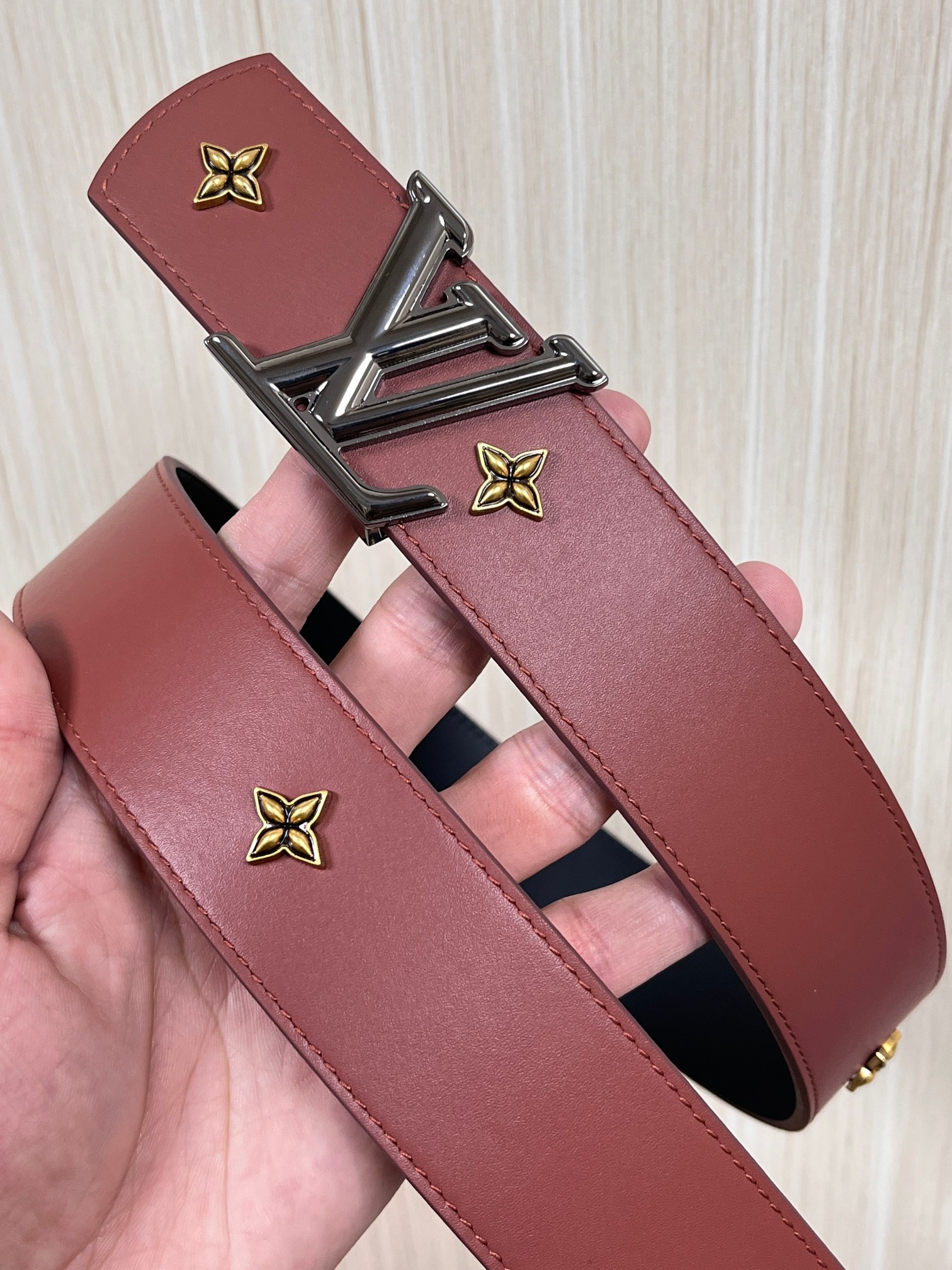 当季新款本款 LV Dimension Drift Flower Studs 40 毫米双面腰带格外吸睛