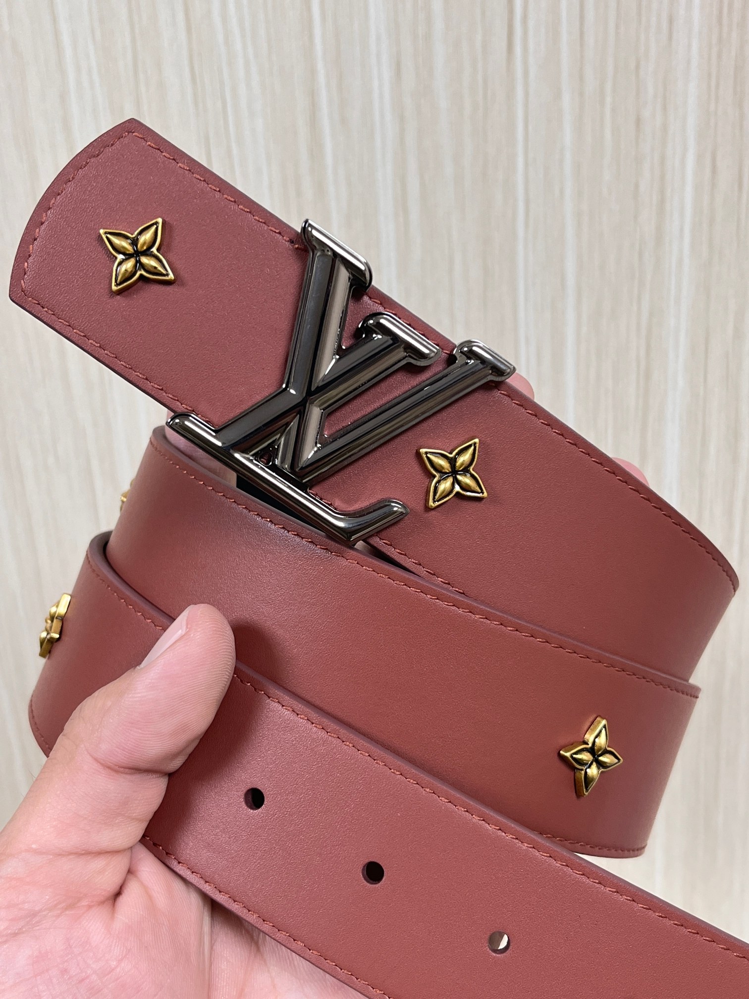 当季新款本款 LV Dimension Drift Flower Studs 40 毫米双面腰带格外吸睛